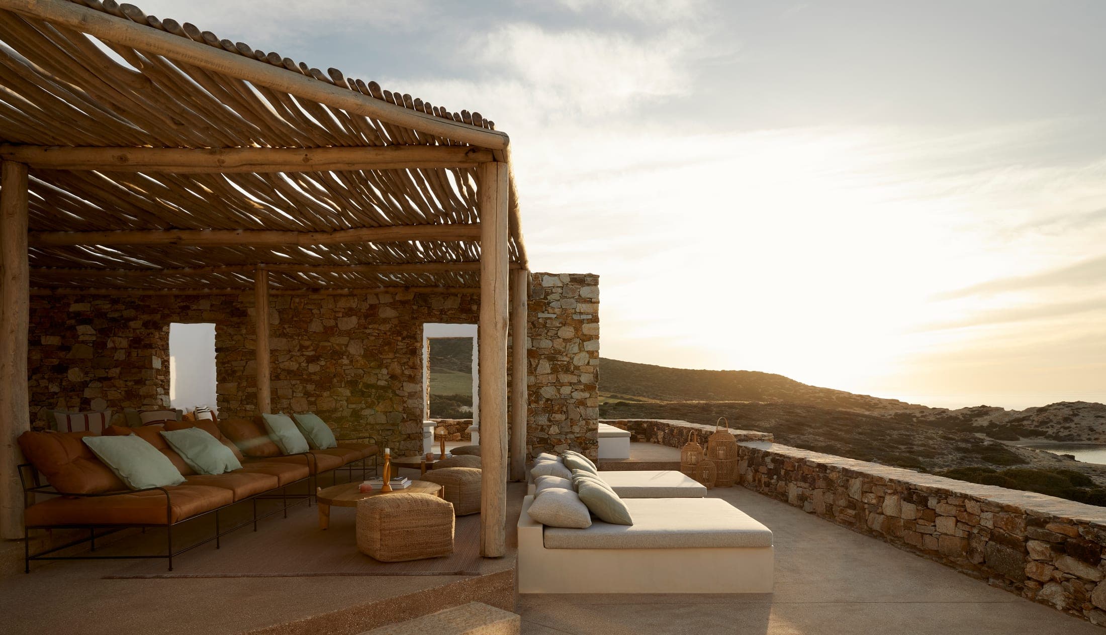 The Rooster, Antiparos — Blick über die kargen Hügel der Insel zum Meer