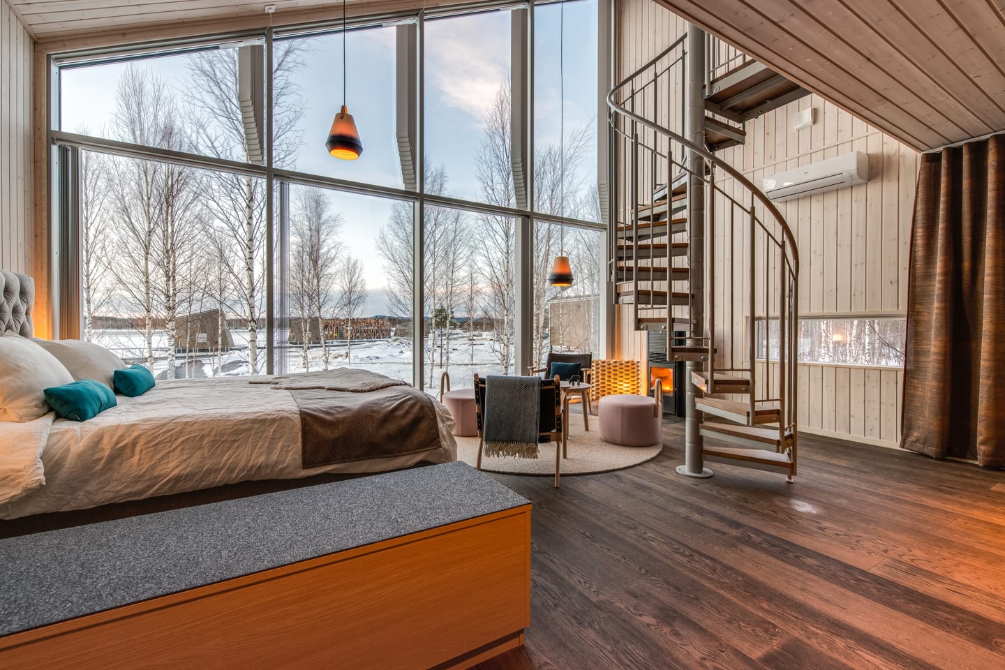 Arctic Bath — Suite mit raumhohen Fenstern und Blick auf die verschneite Landschaft
