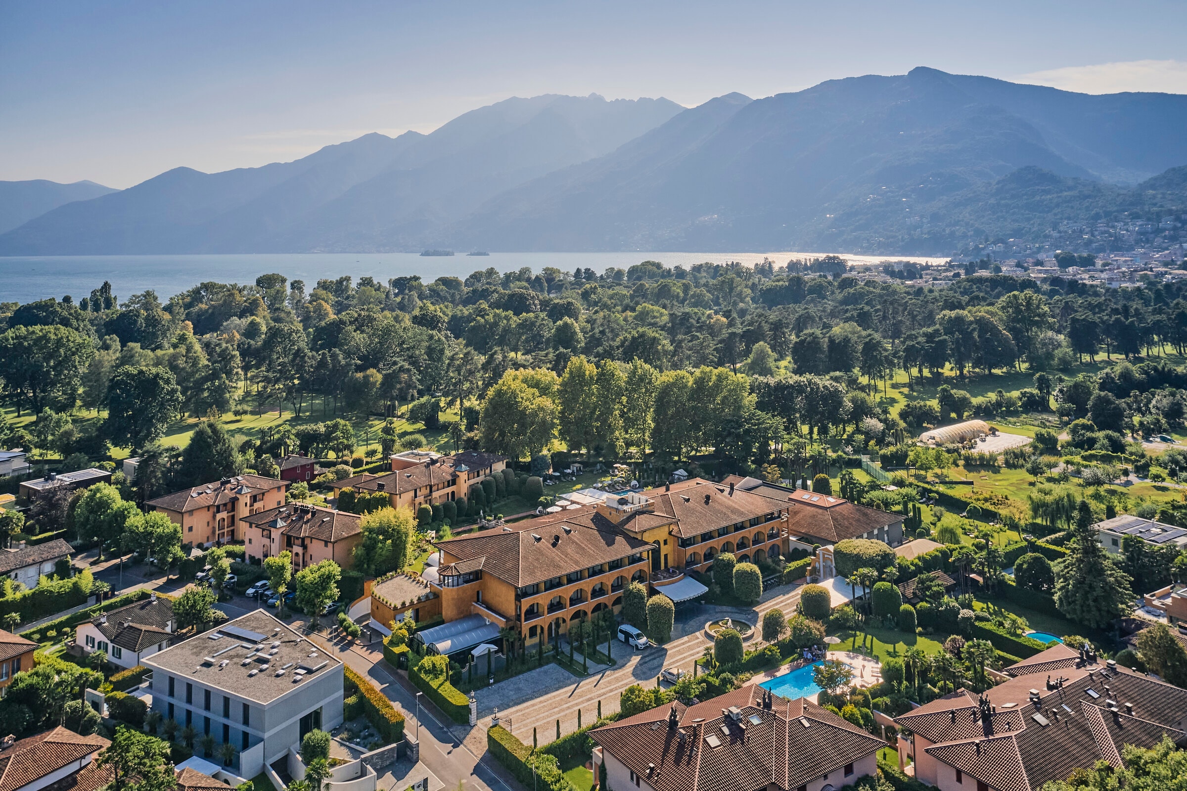 Giardino Ascona — Fassade und Außenanlage im mediterranen Park