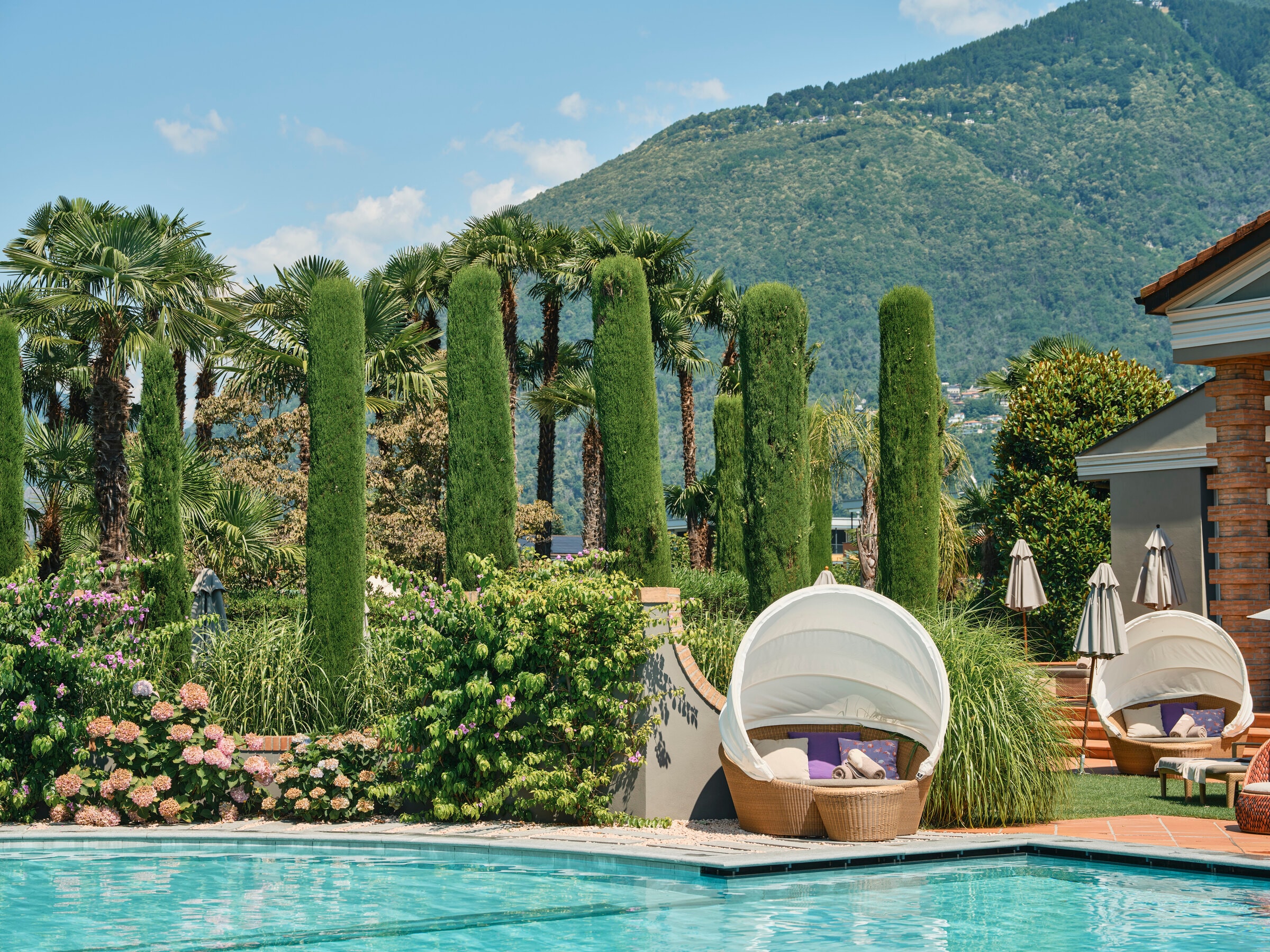Giardino Ascona — Grünanlage mit Teich und Sitzplätzen