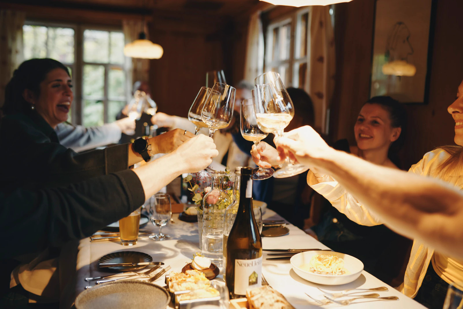 Gedeckter Tisch mit Gläsern beim Abendessen.