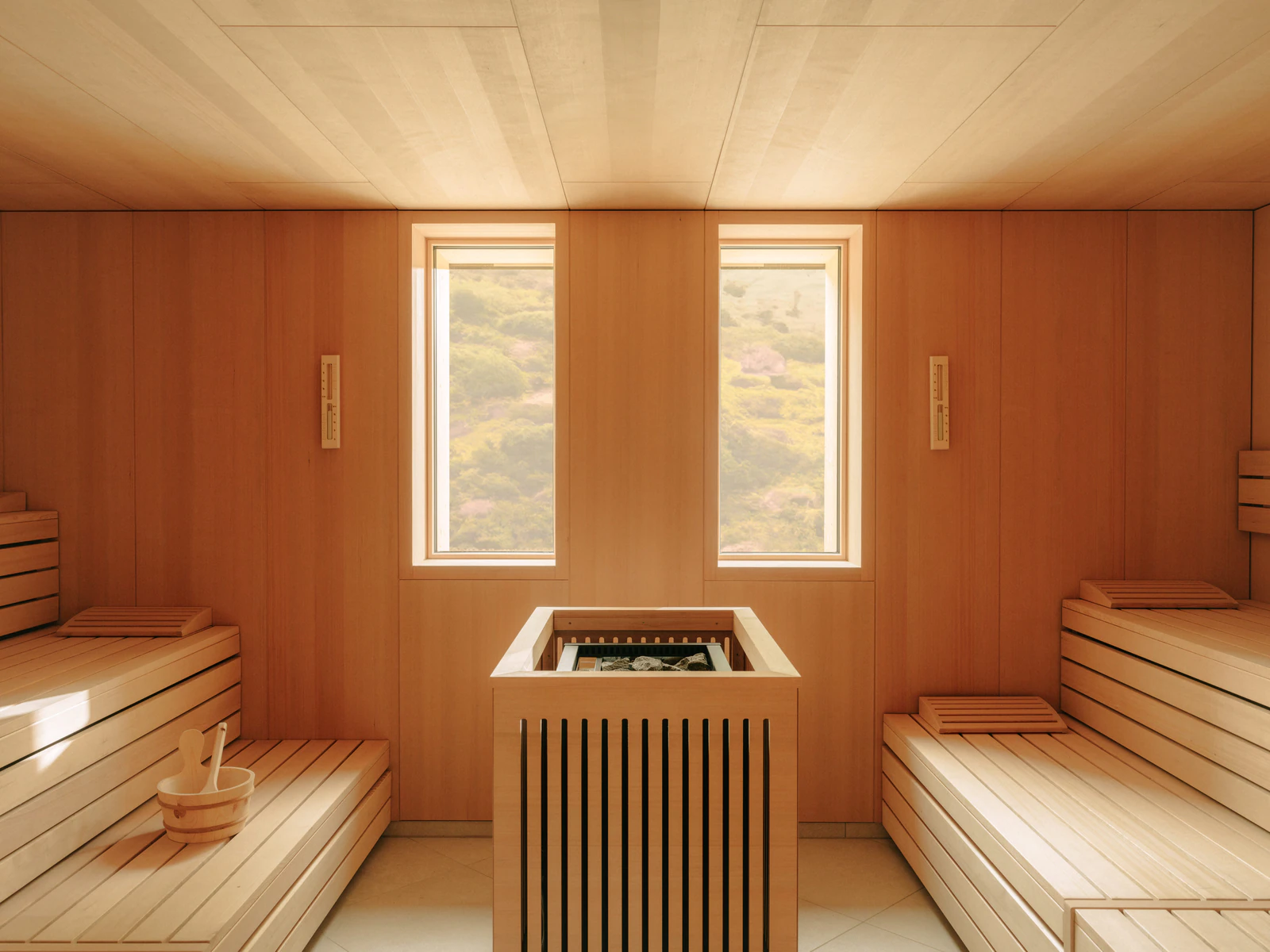 Sauna aus hellem Holz im Badehaus.
