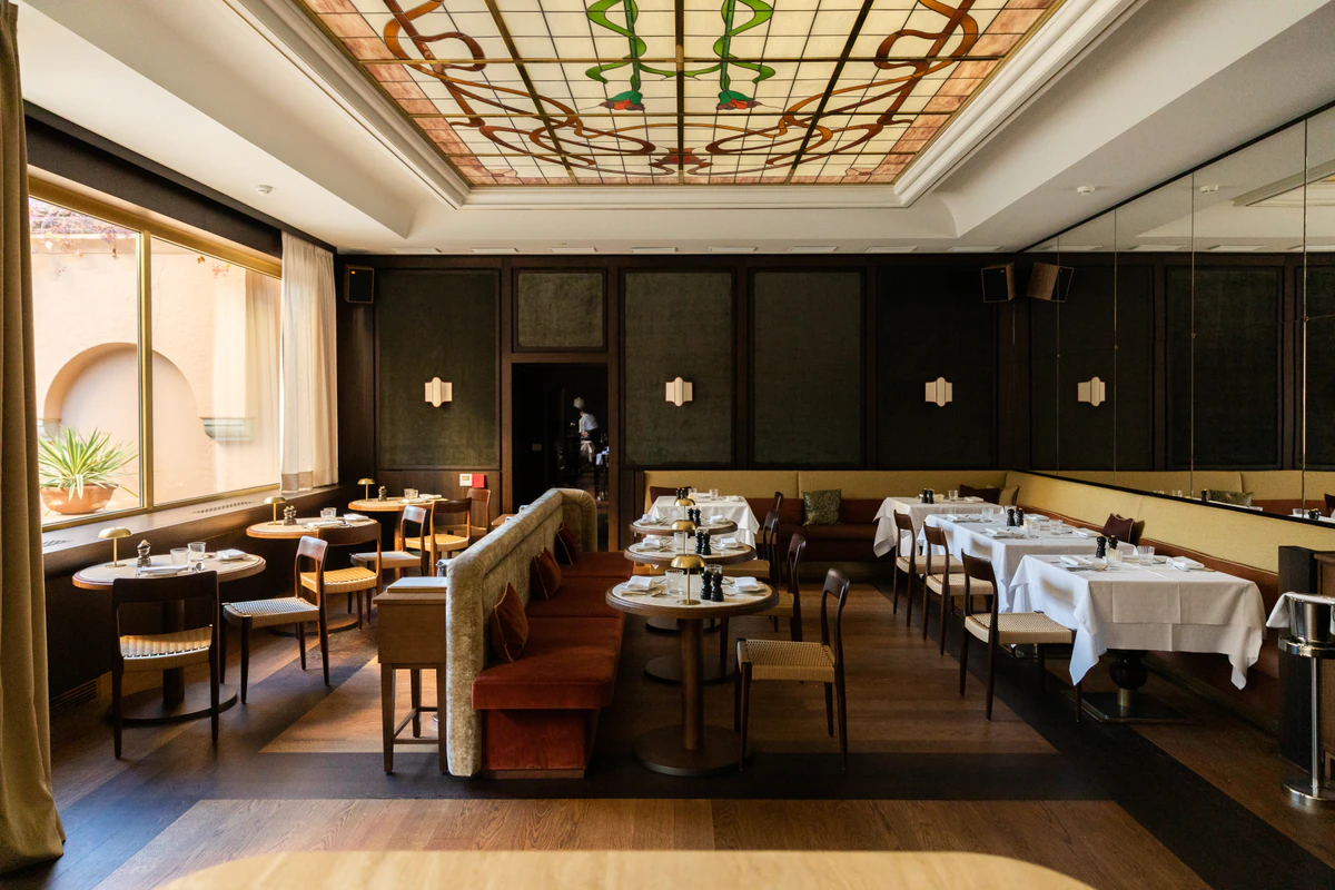Luna Restaurant mit verzierter Decke und gedeckten Tischen