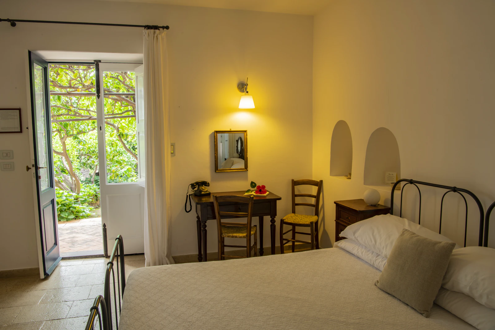Superior-Zimmer mit offener Tür in den Garten und Schreibtisch.