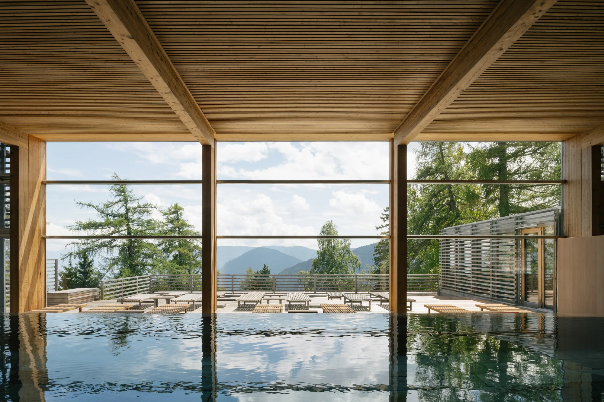 Relaxation in the 1,400 m² Aquiléia Spa at vigilius mountain resort.