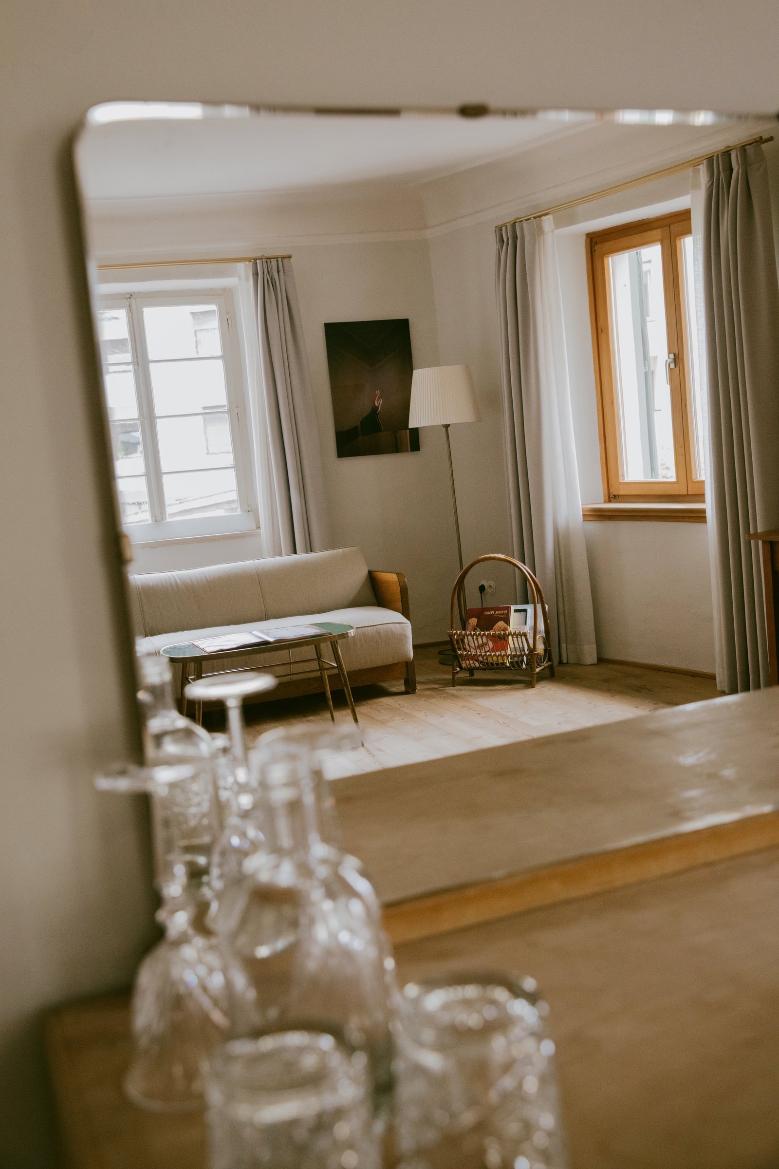 1477 Reichhalter — helles Zimmer mit Bett und Fenster
