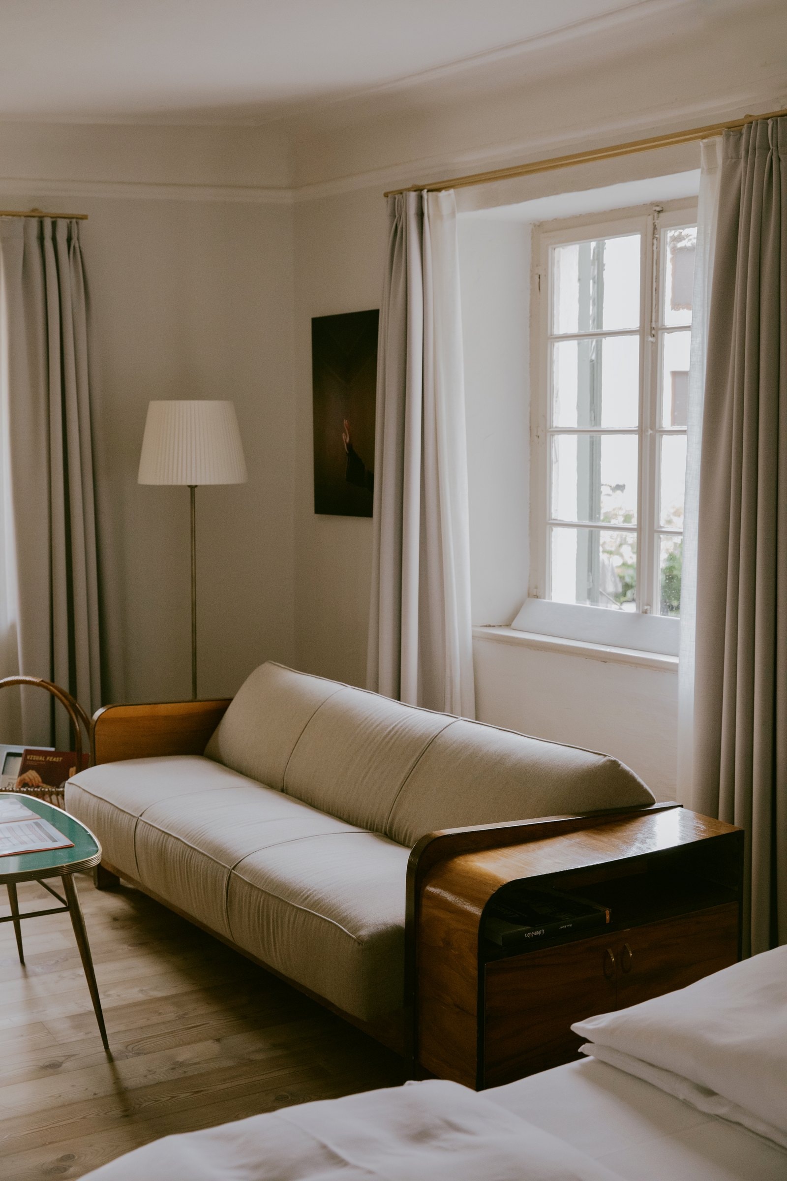 1477 Reichhalter — Zimmer mit Sofa und Holzboden