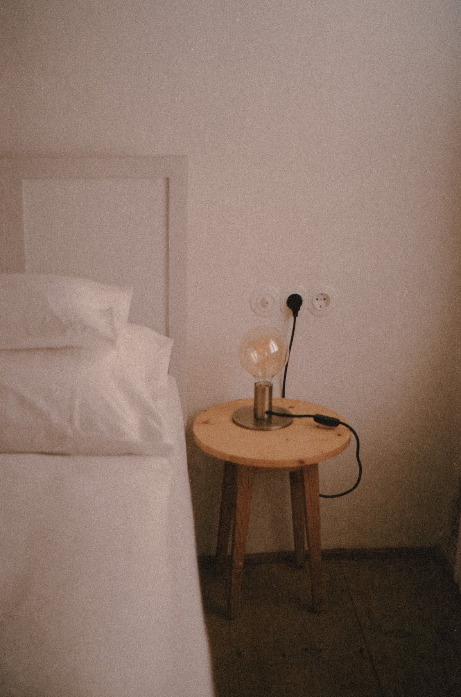 1477 Reichhalter — Bett mit rundem Nachttisch