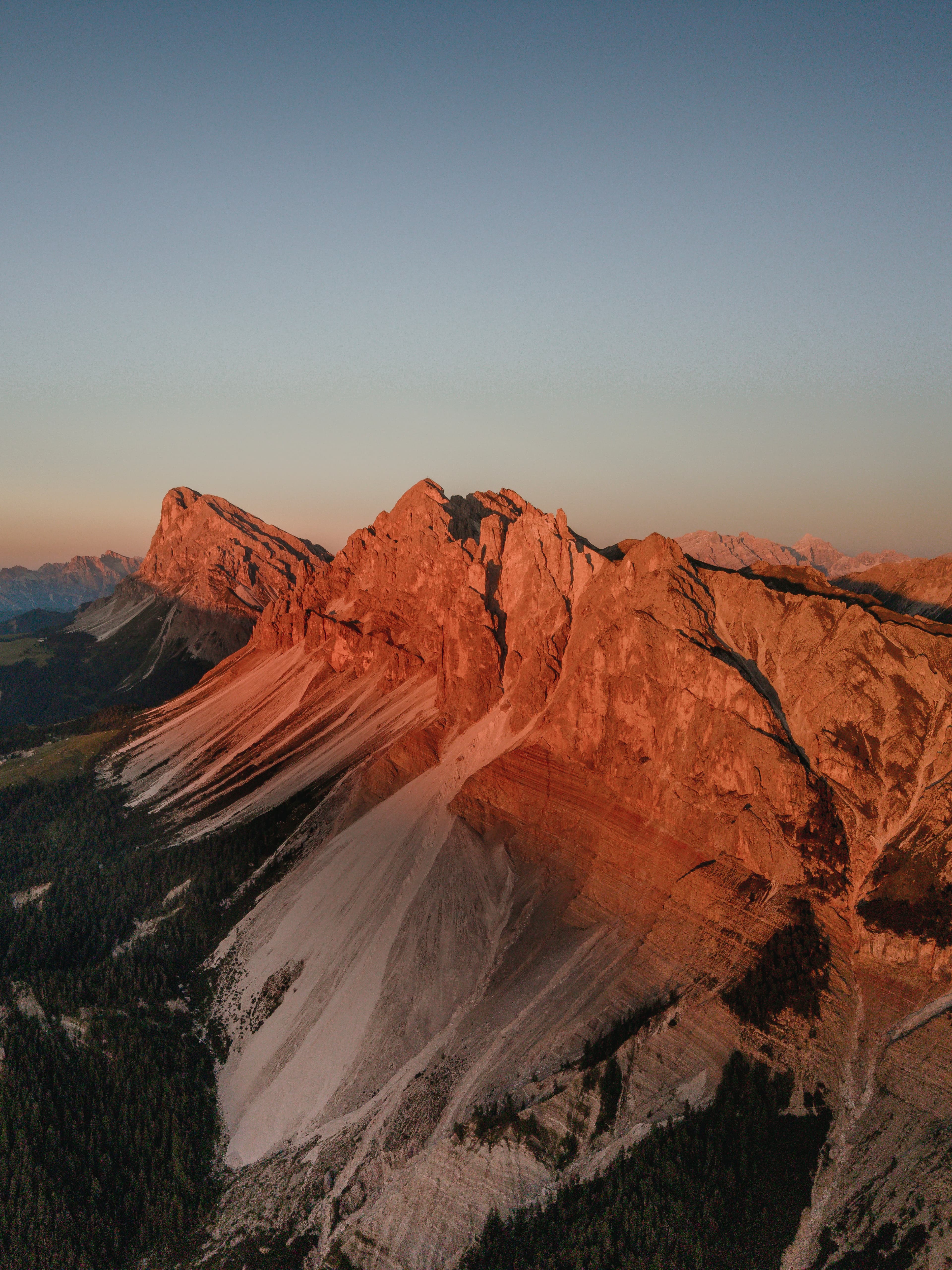Südtirol — Dolomiten-Gipfel im Abendlicht, Luftaufnahme