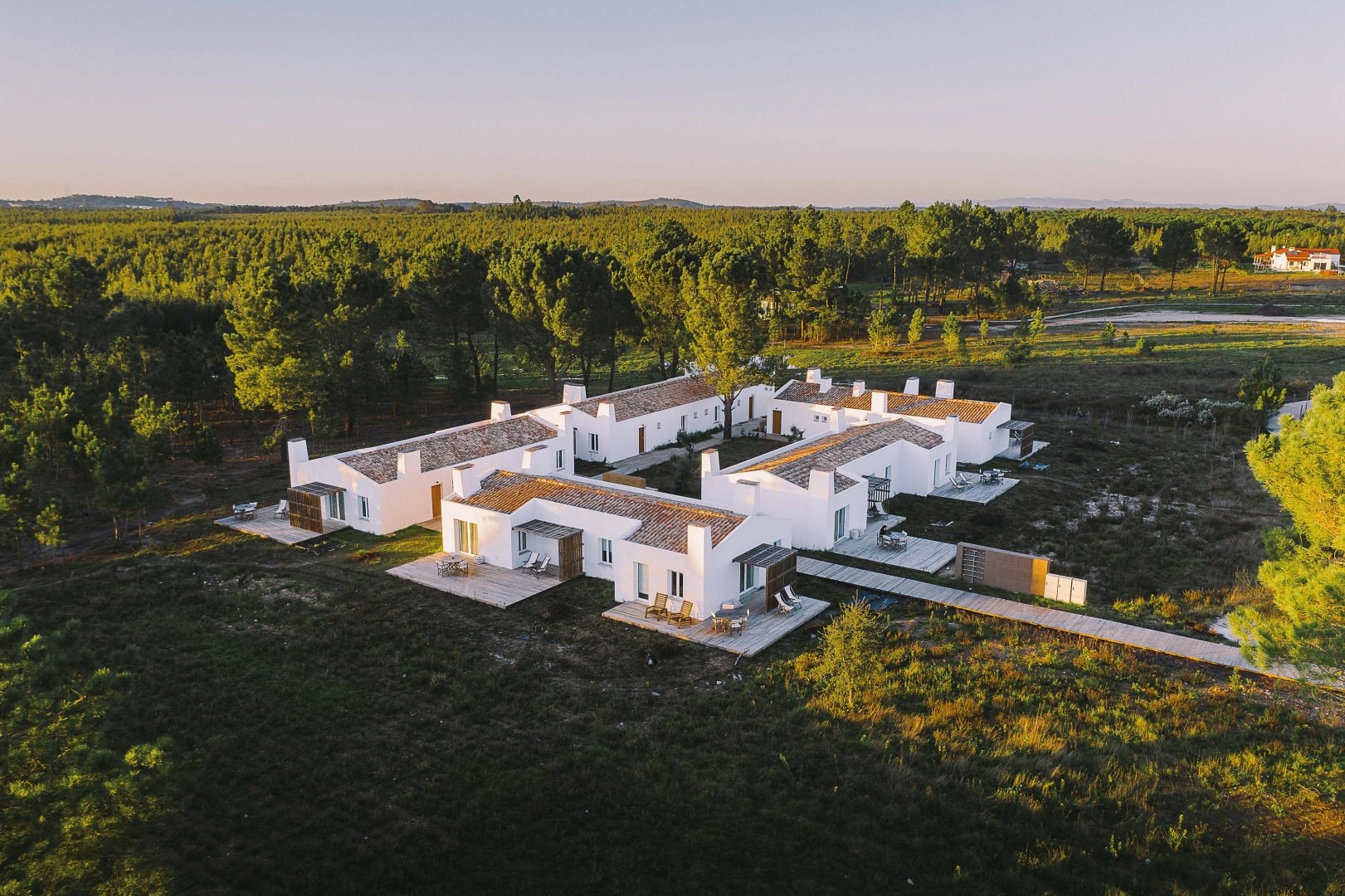 Craveiral Farmhouse — die weißen Häuser verteilen sich wie ein kleines Dorf über das Gelände im Alentejo