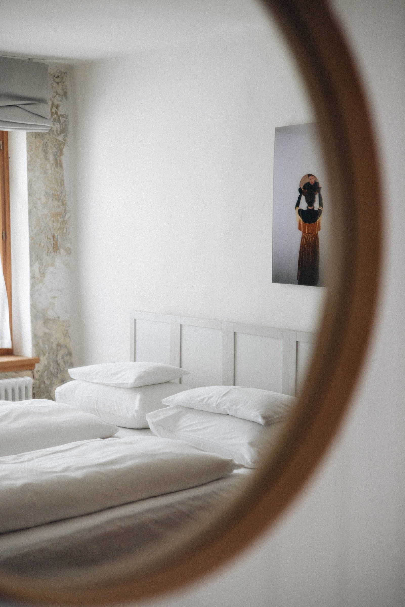 1477 Reichhalter — Zimmer mit rundem Spiegel