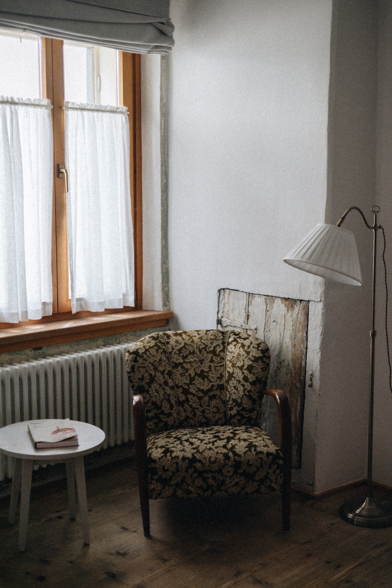 1477 Reichhalter — Zimmer mit Sessel und Stehlampe