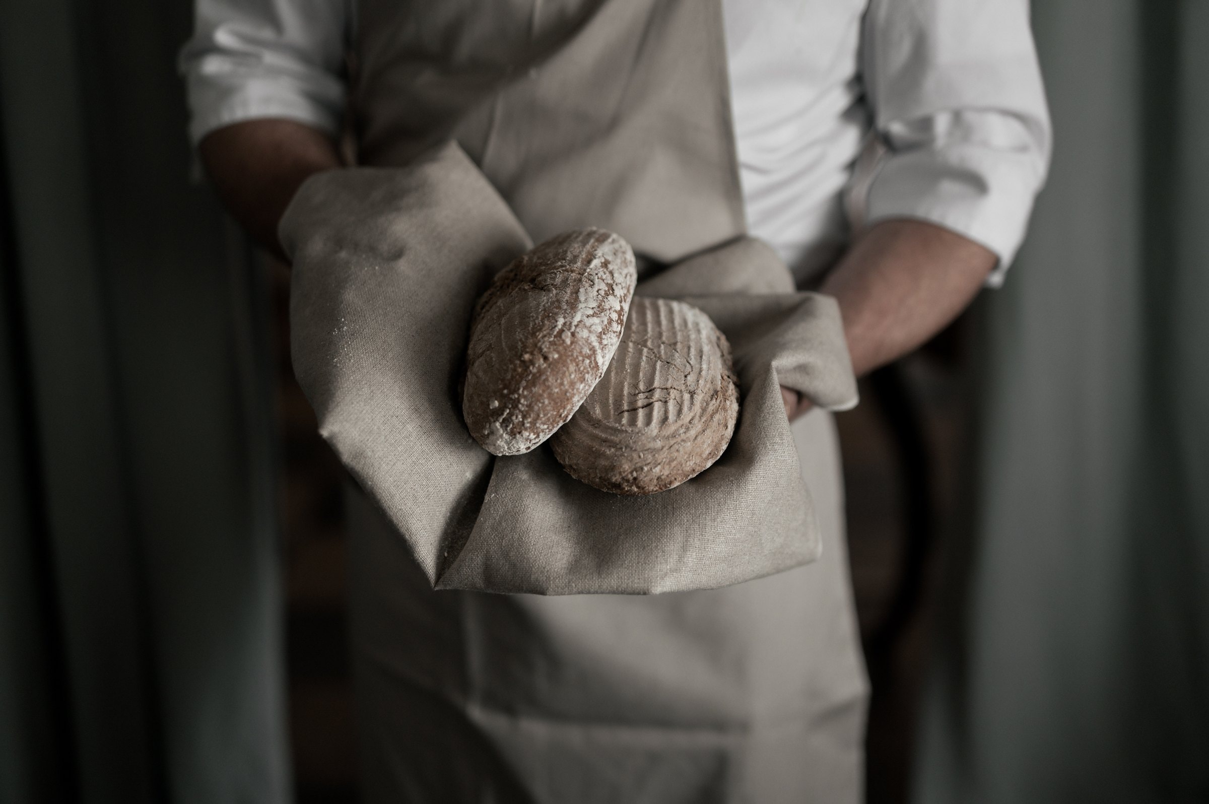 1477 Reichhalter — hausgemachtes Brot und Salami