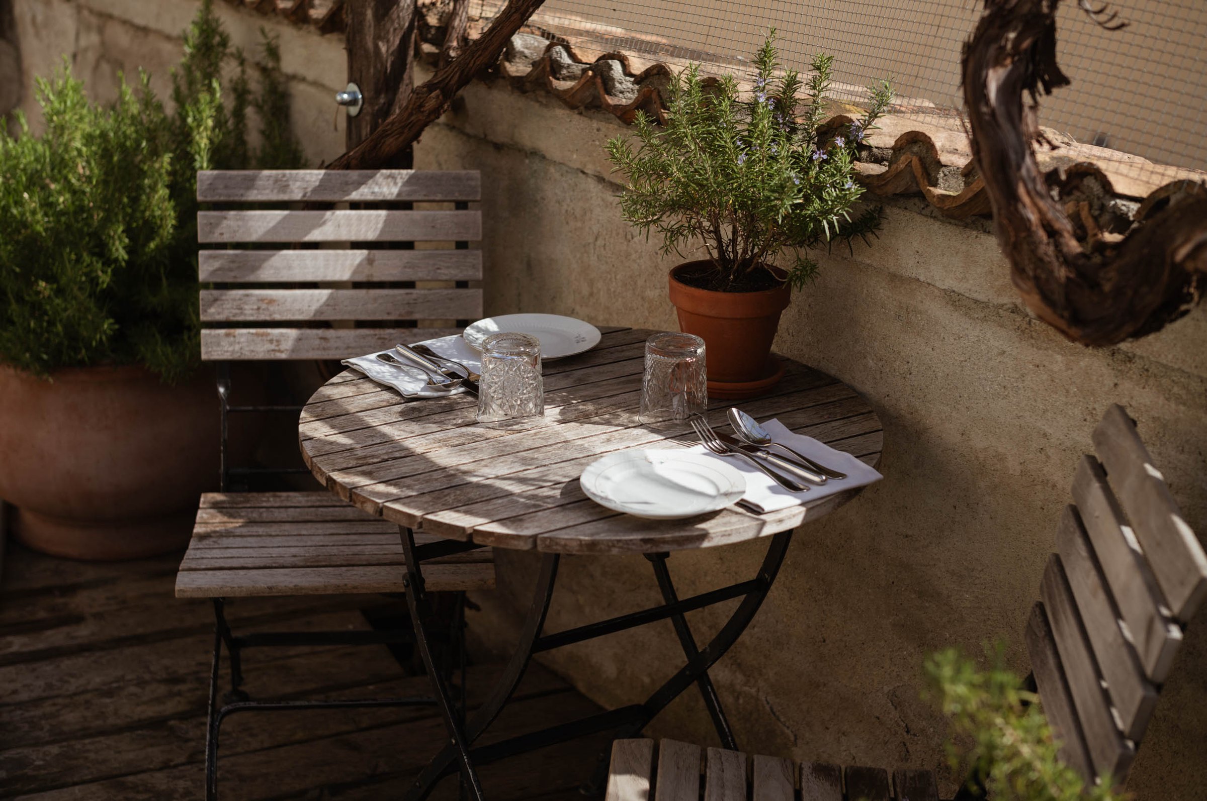 1477 Reichhalter — ruhige Terrasse mit Pflanzen
