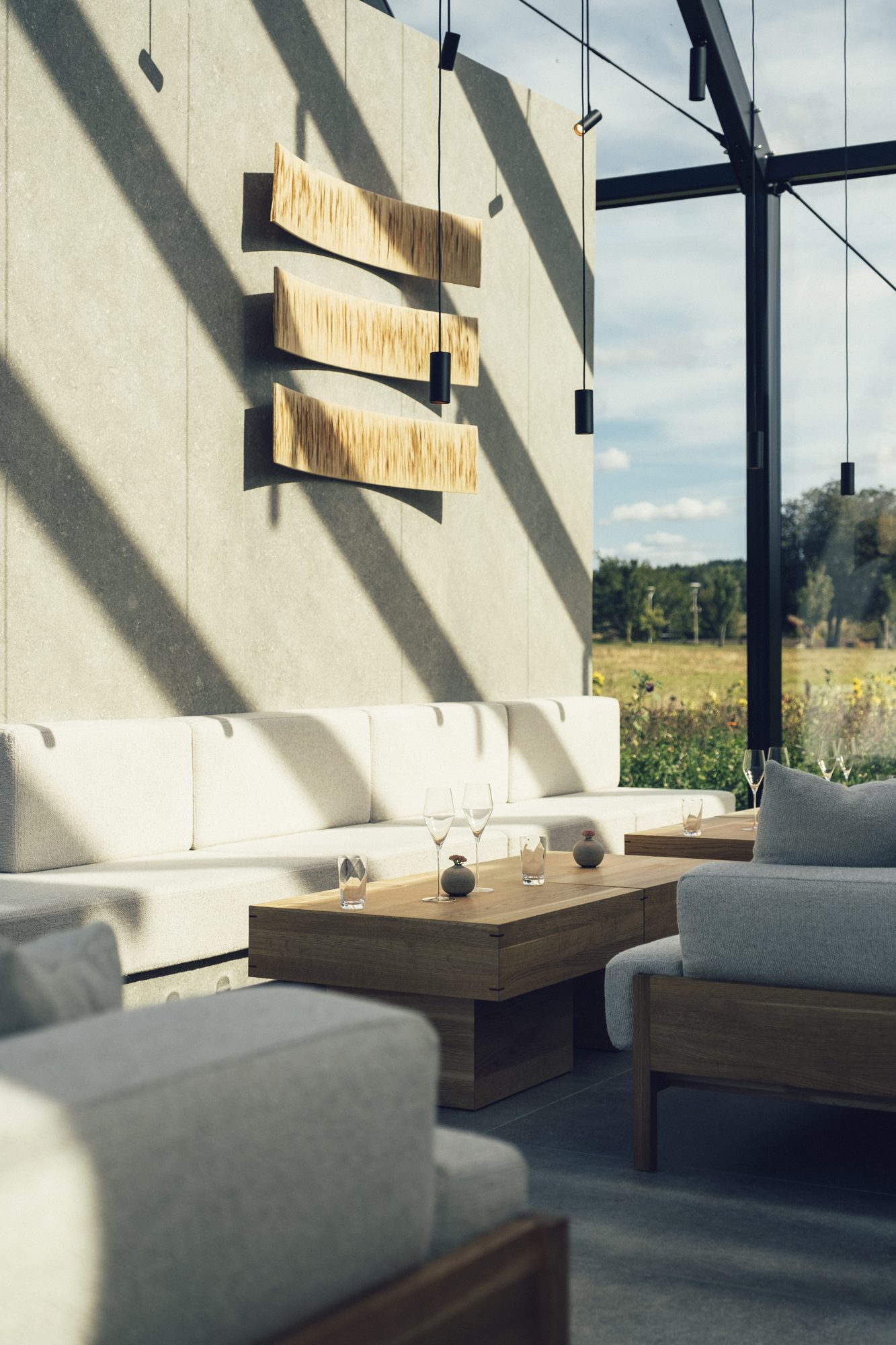 Restaurang ÄNG, Ästad Vingård — Loungebereich im Streiflicht mit Blick auf die Wiese