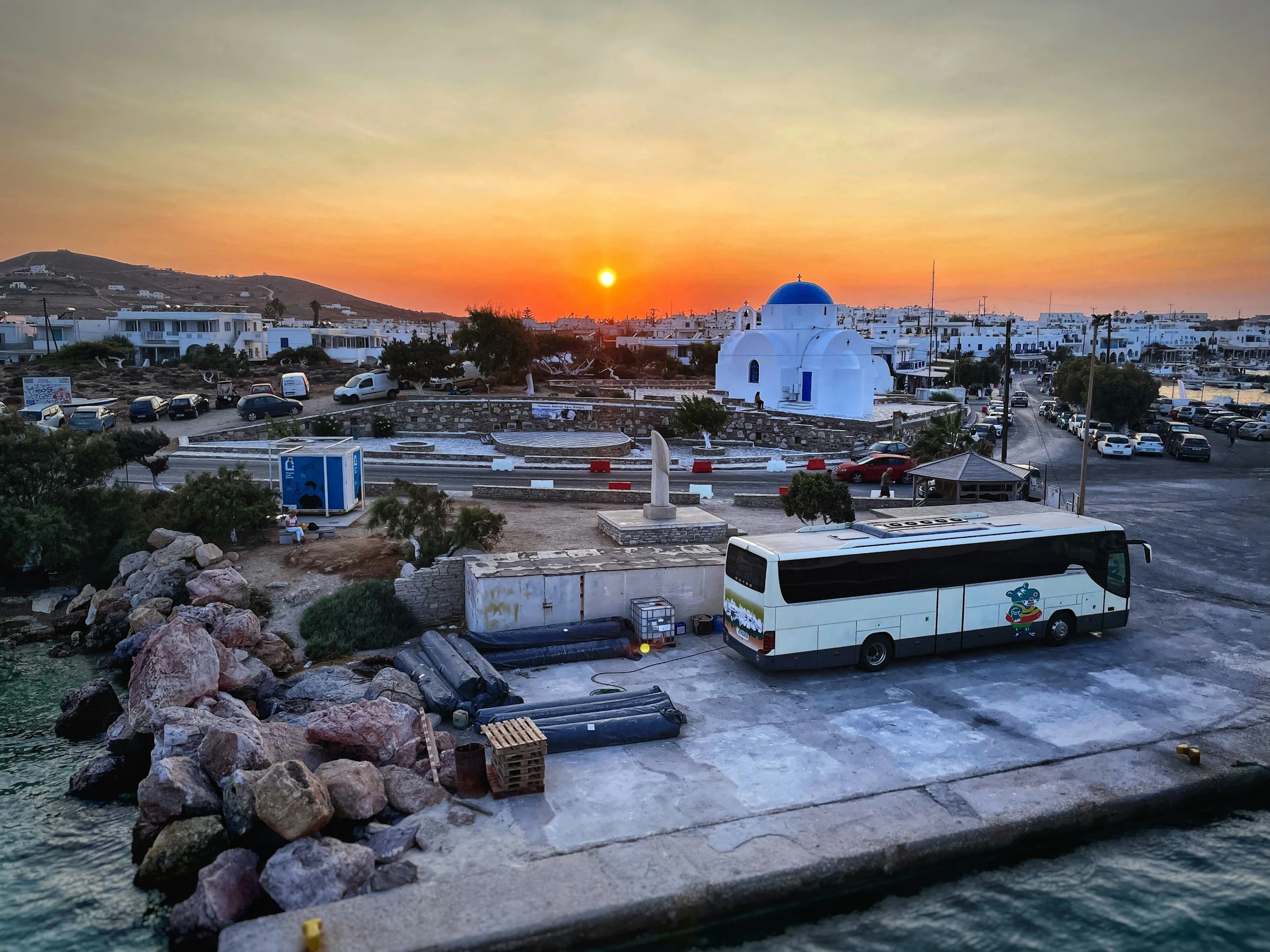 Ankunft mit der Autofähre: Am Anleger von Antiparos steht die Kirche Agia Marina mit ihrer blauen Kuppel, dahinter beginnt Chora. Foto: Mael Gouyet / Unsplash