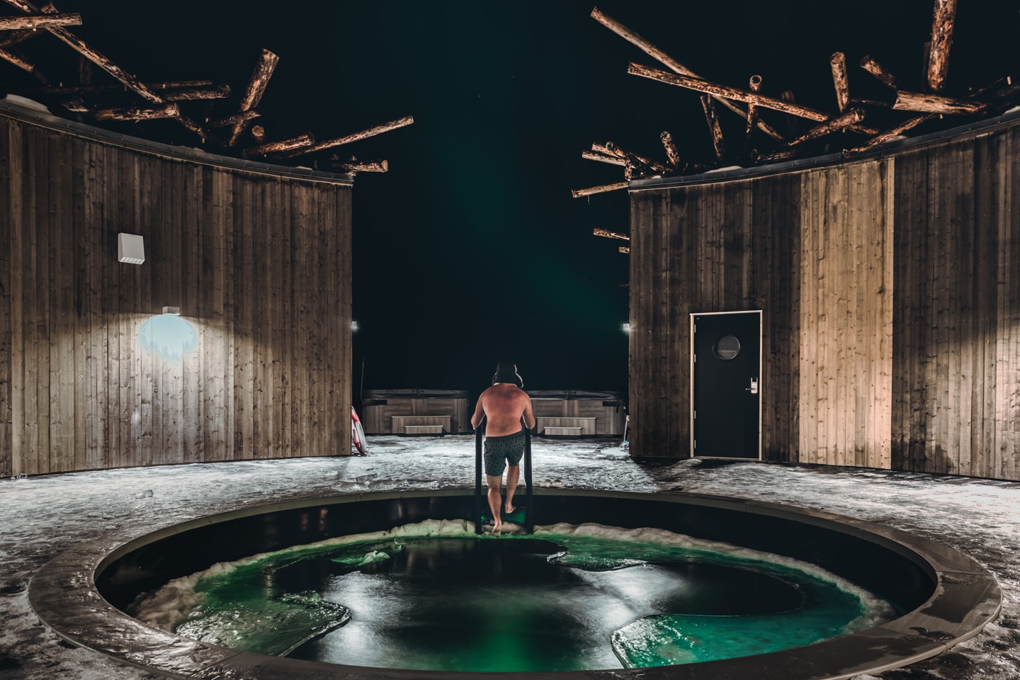 Arctic Bath — das offene kalte Bad im Zentrum des Rings, unter dem Nachthimmel