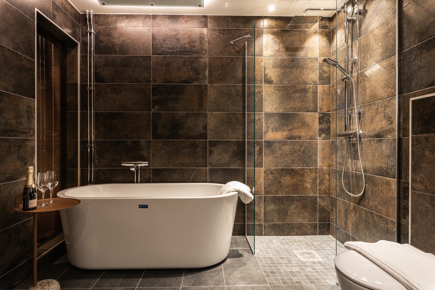 Arctic Bath — Badezimmer der Landkabine mit freistehender Wanne