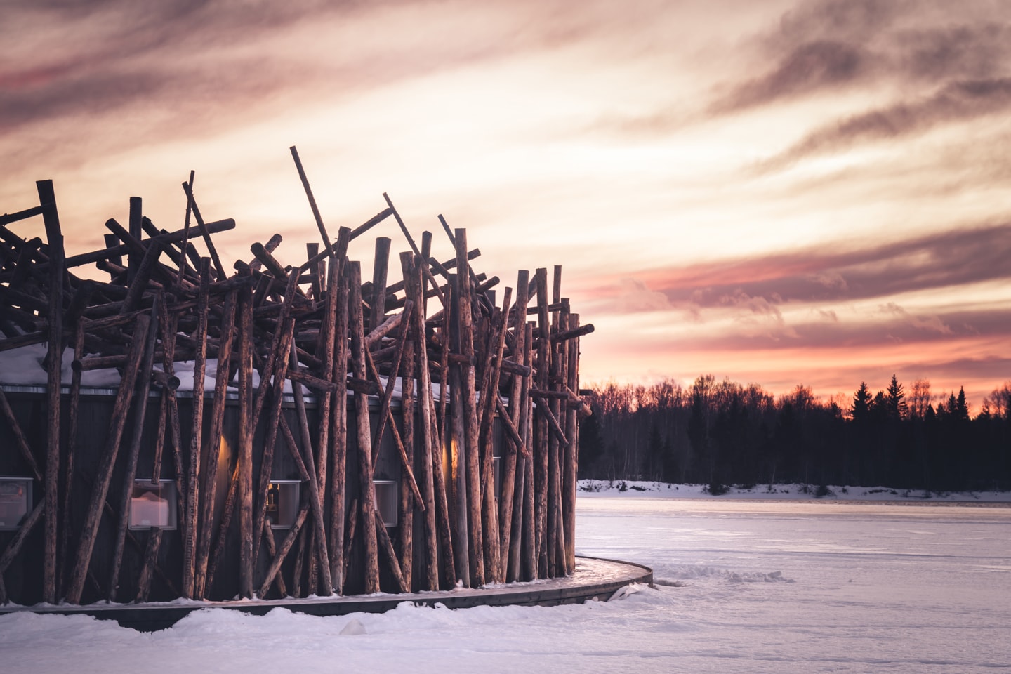 Arctic Bath — die von Treibholz inspirierte Architektur im winterlichen Abendlicht