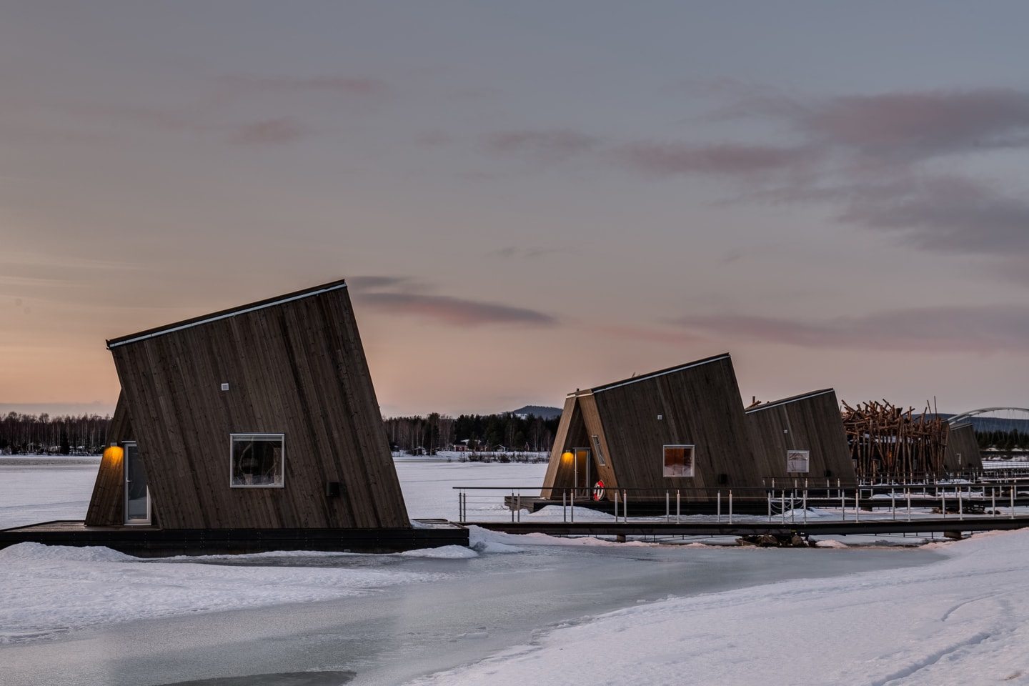 Arctic Bath — schwimmende Wasserkabinen auf dem zugefrorenen Lule-Fluss