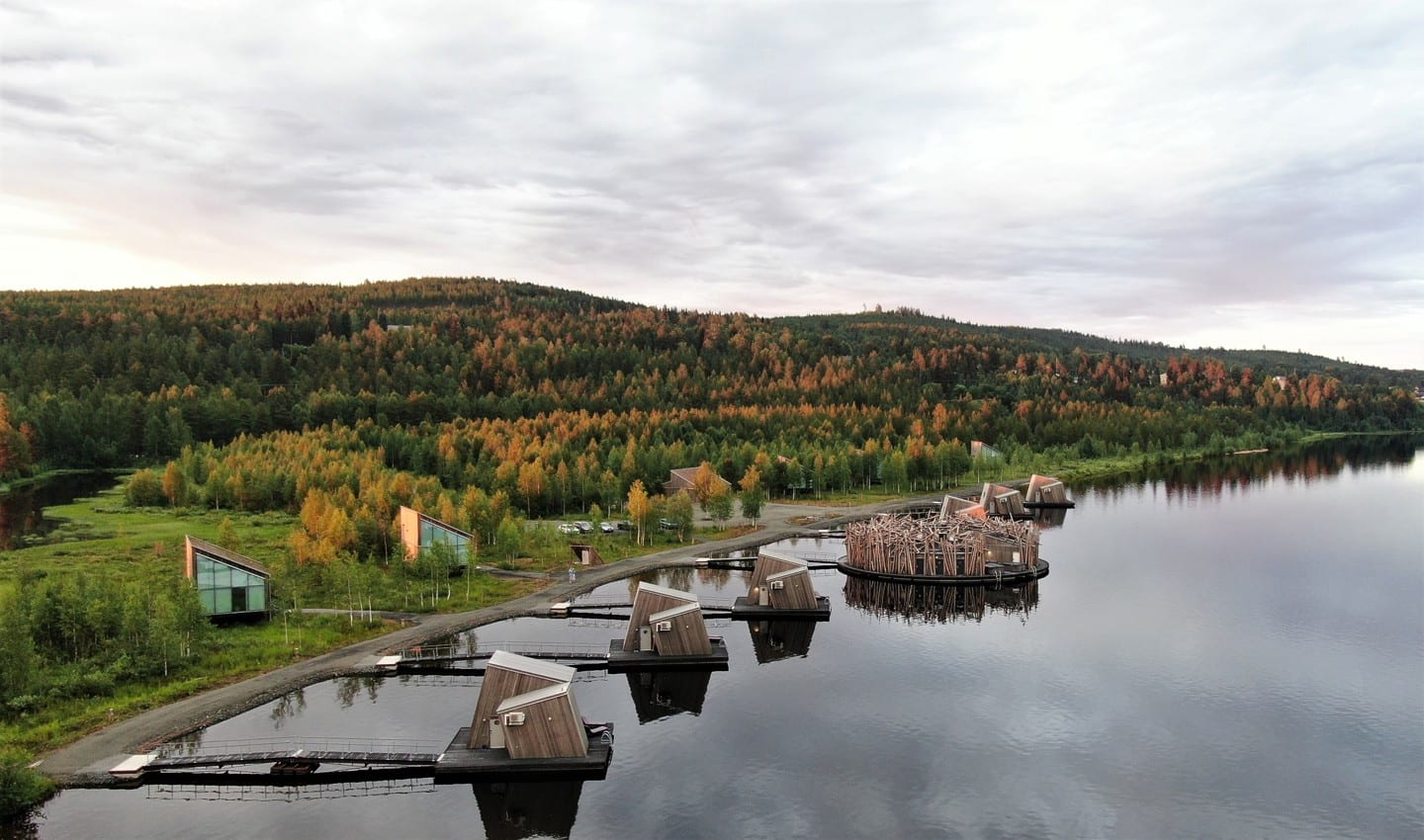 Arctic Bath aus der Vogelperspektive — die kreisrunde Form und die schwimmenden Cabins
