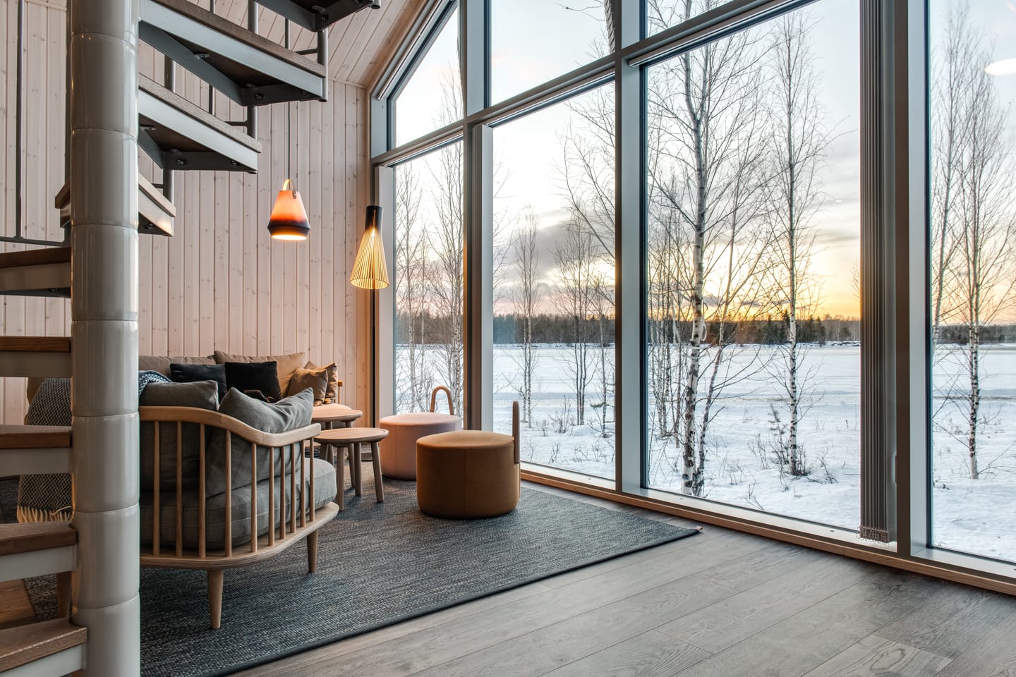 Arctic Bath — Innenraum aus Holz mit großen Fenstern und Blick in die Landschaft
