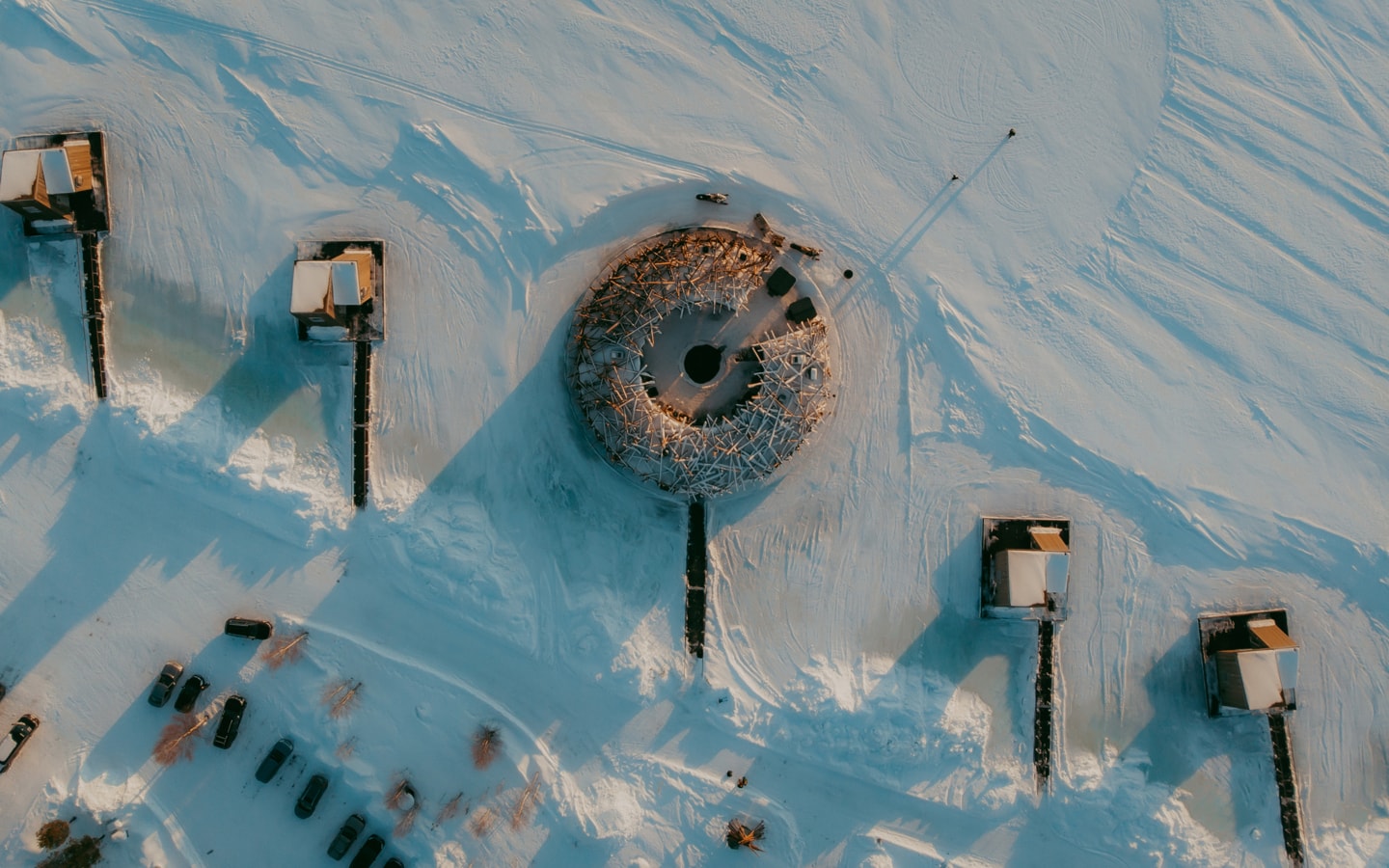 Arctic Bath — Luftaufnahme des kreisförmigen Baus, eingefroren im Eis des Lule-Flusses