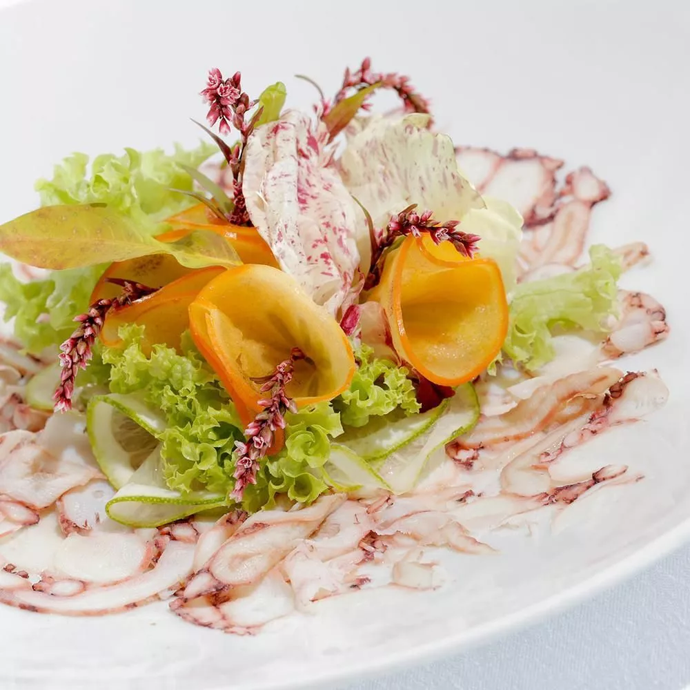 Oberlechner — Carpaccio with garden salad and edible flowers