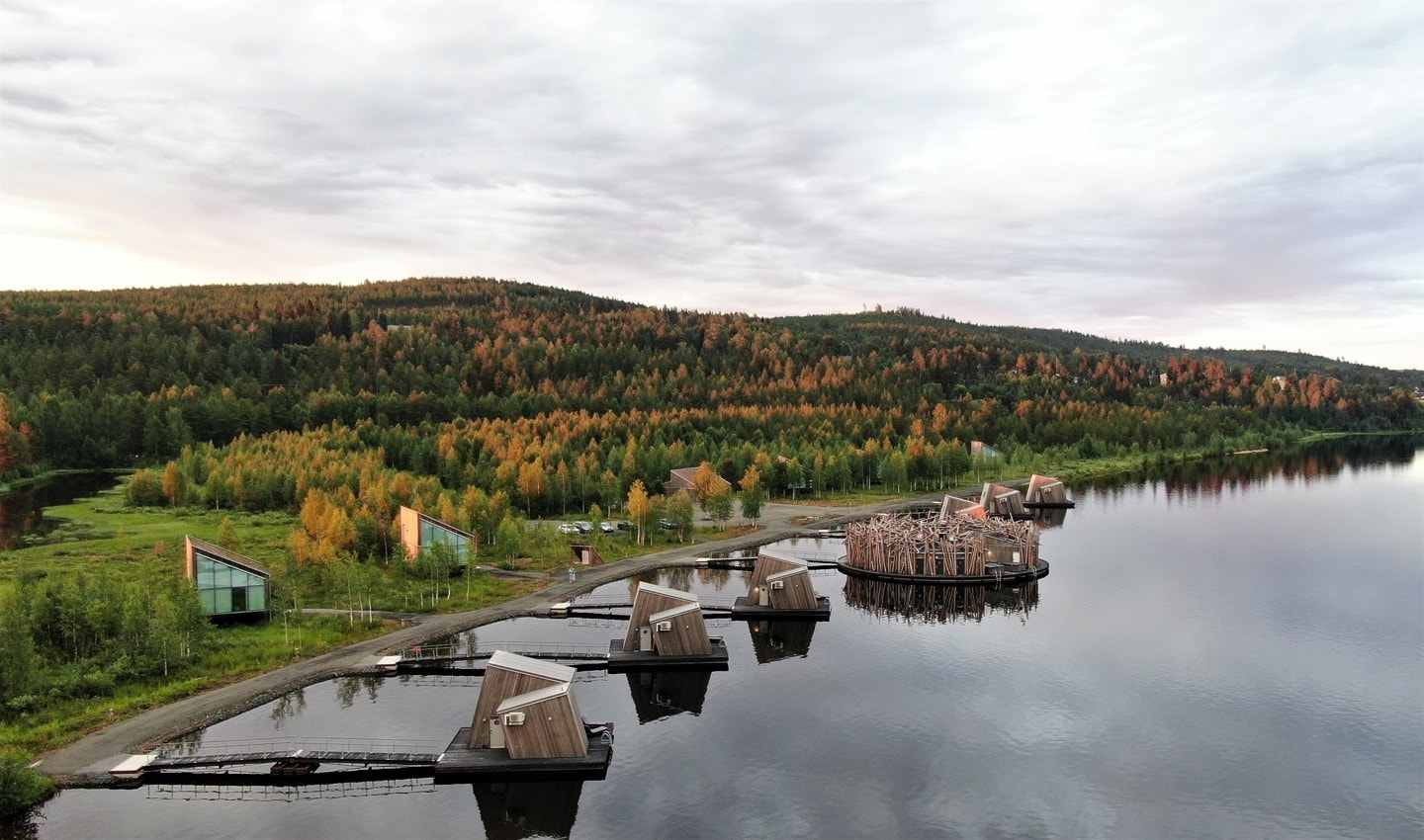 Arctic Bath — Luftaufnahme des schwimmenden Hotels und der Kabinen im Sommer