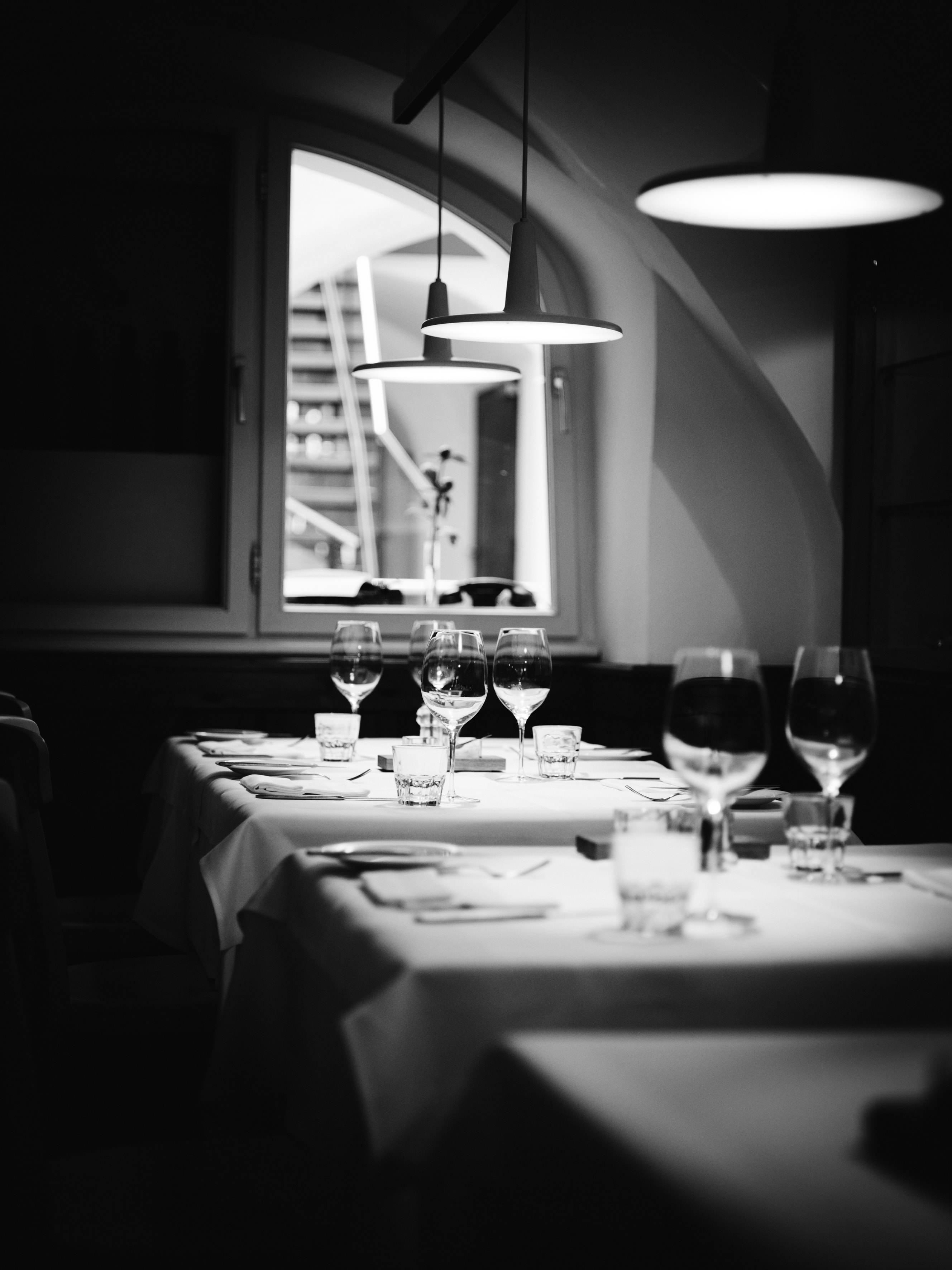 Arthotel Blaue Gans — gedeckte Tische im historischen Gewölbe-Saal des Restaurants
