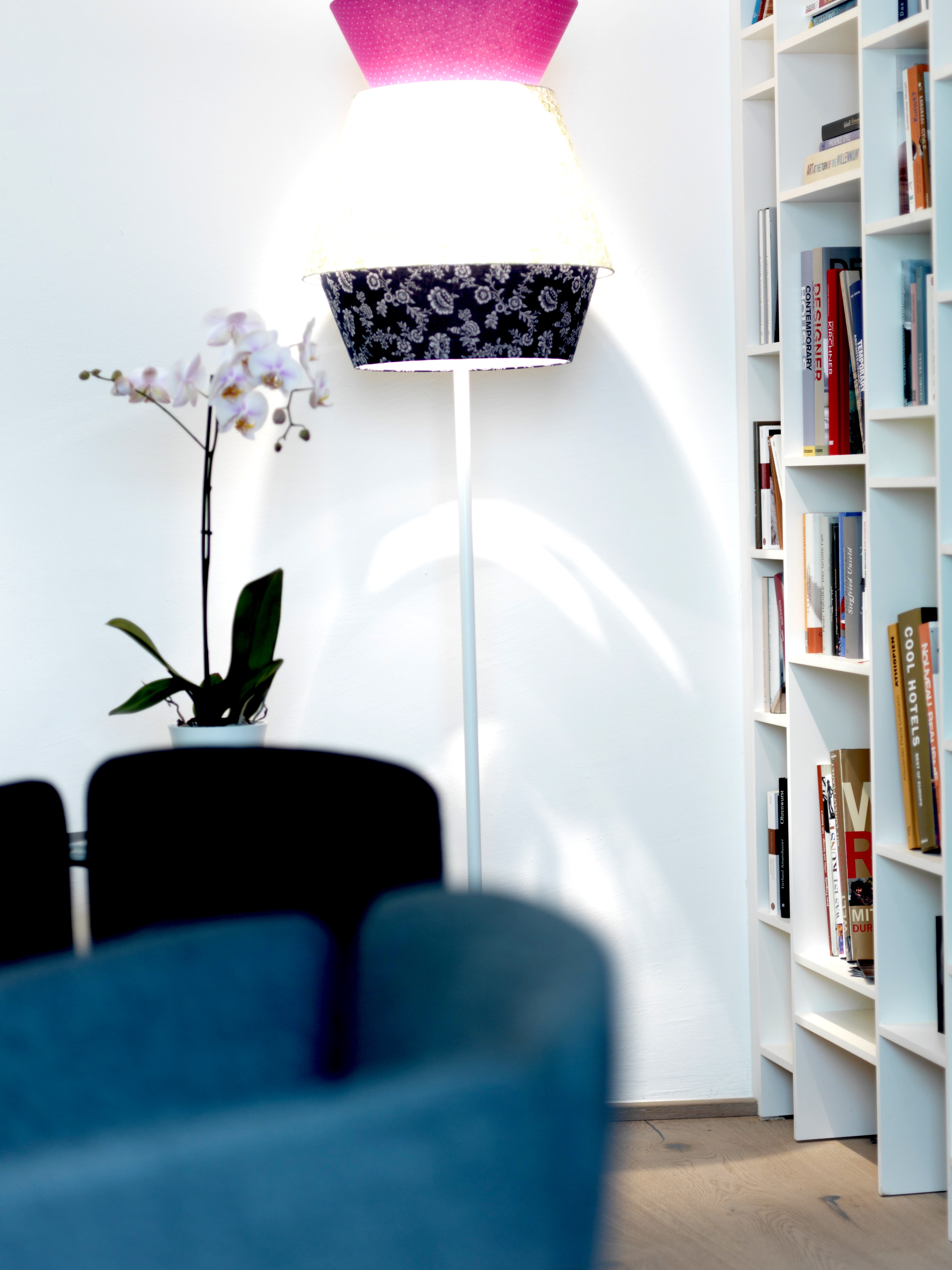 Arthotel Blaue Gans — Lesestube mit Vertäfelung und gemütlichem Sitzbereich