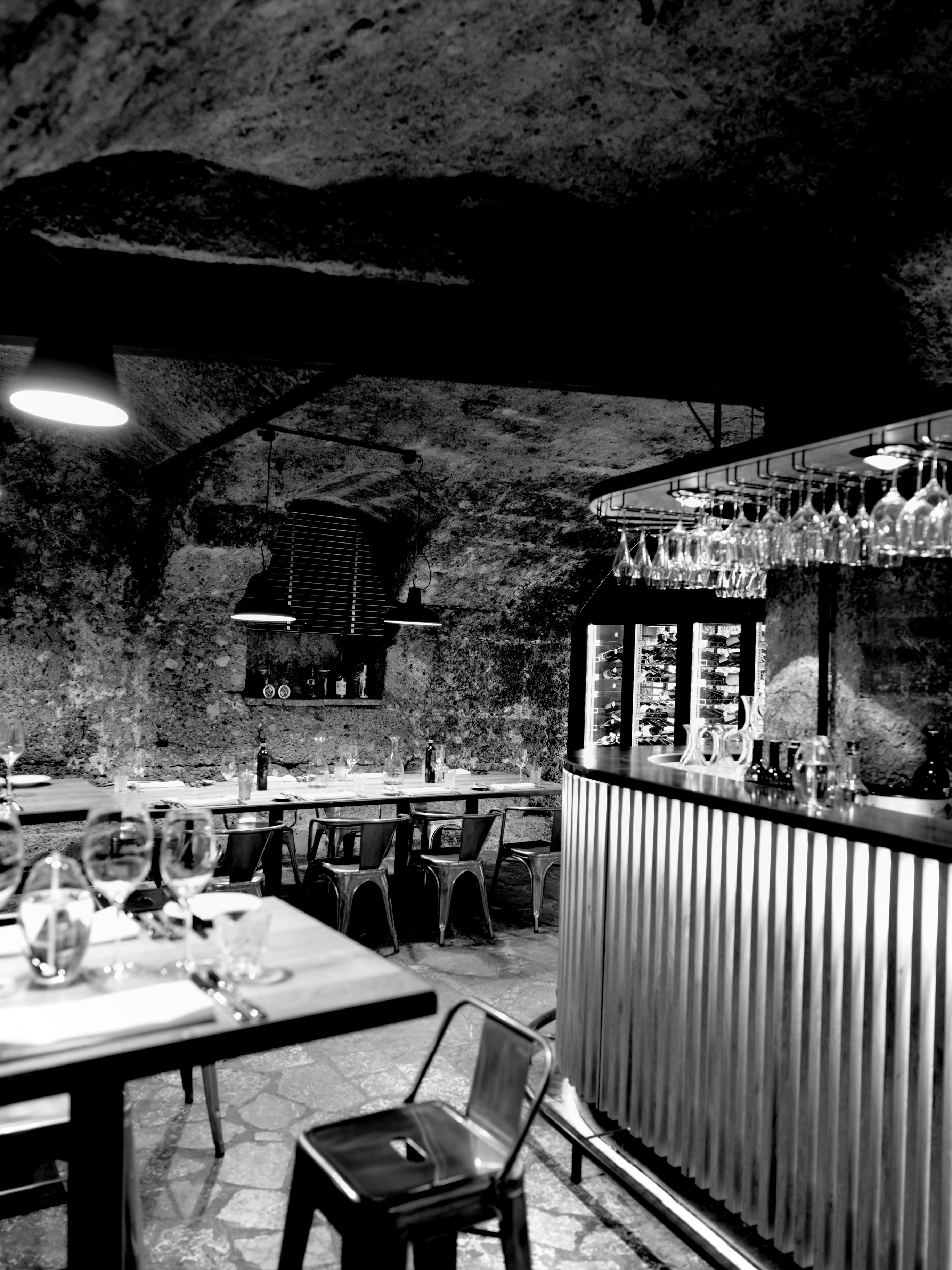 Arthotel Blaue Gans — Weinarchiv im Felsenkeller aus dem 14. Jahrhundert mit Bar und Weinregalen