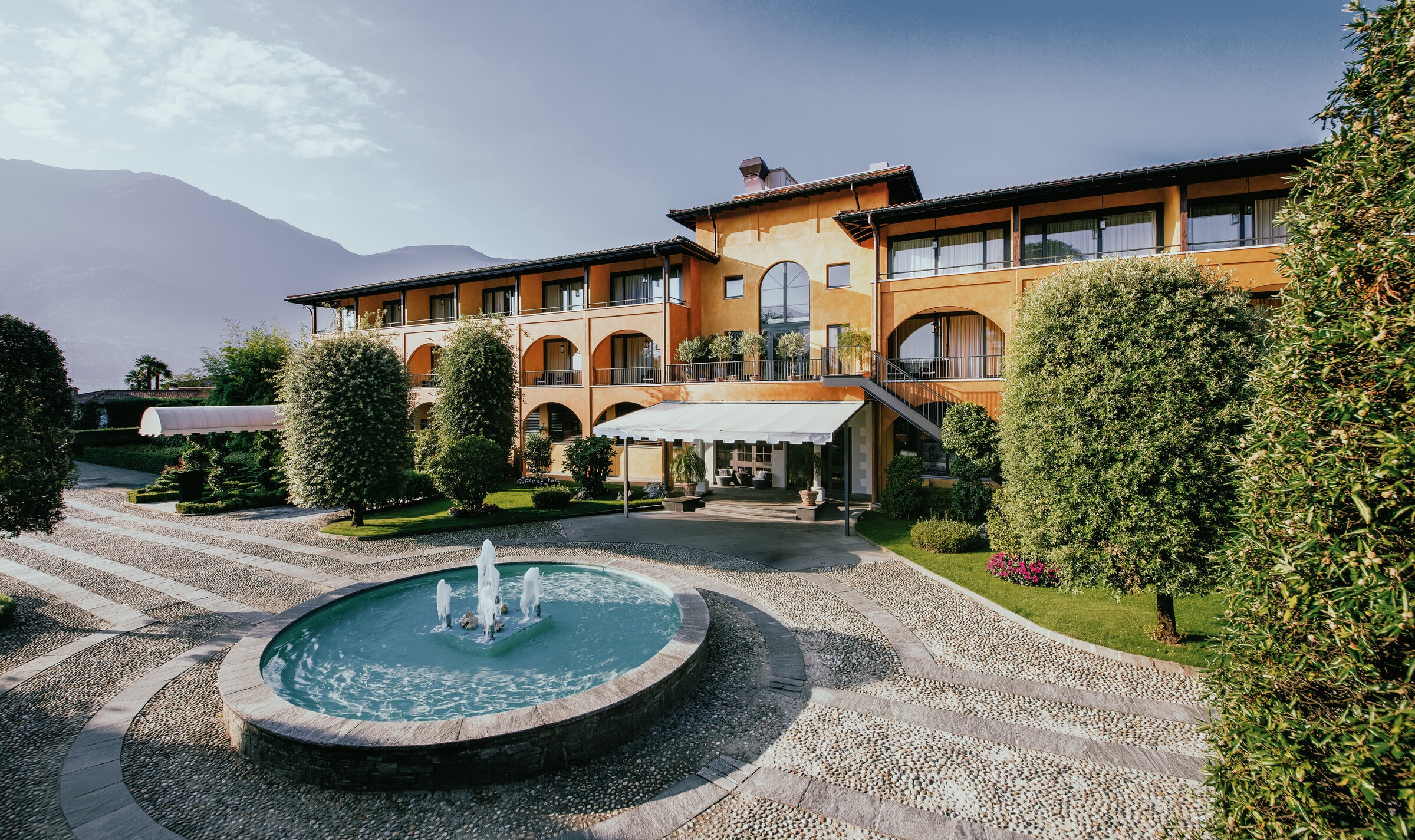 Giardino Ascona — mediterrane Architektur des Fünf-Sterne-Hotels im Tessin