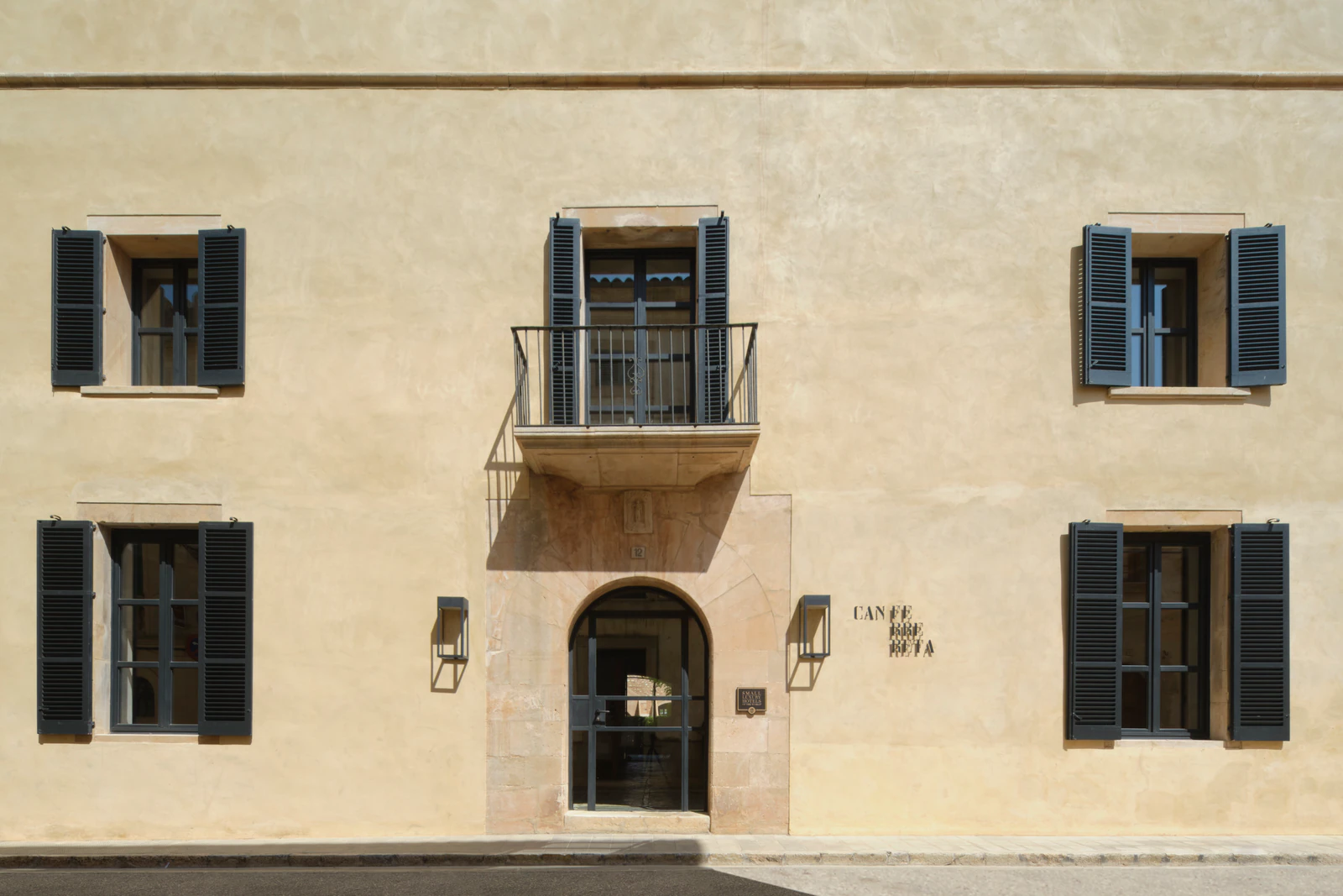 Can Ferrereta steht an einer Gasse der Altstadt, wenige Schritte von der Plaça Major. Markt, Restaurants und Bus liegen im selben Ortskern. Foto: Can Ferrereta