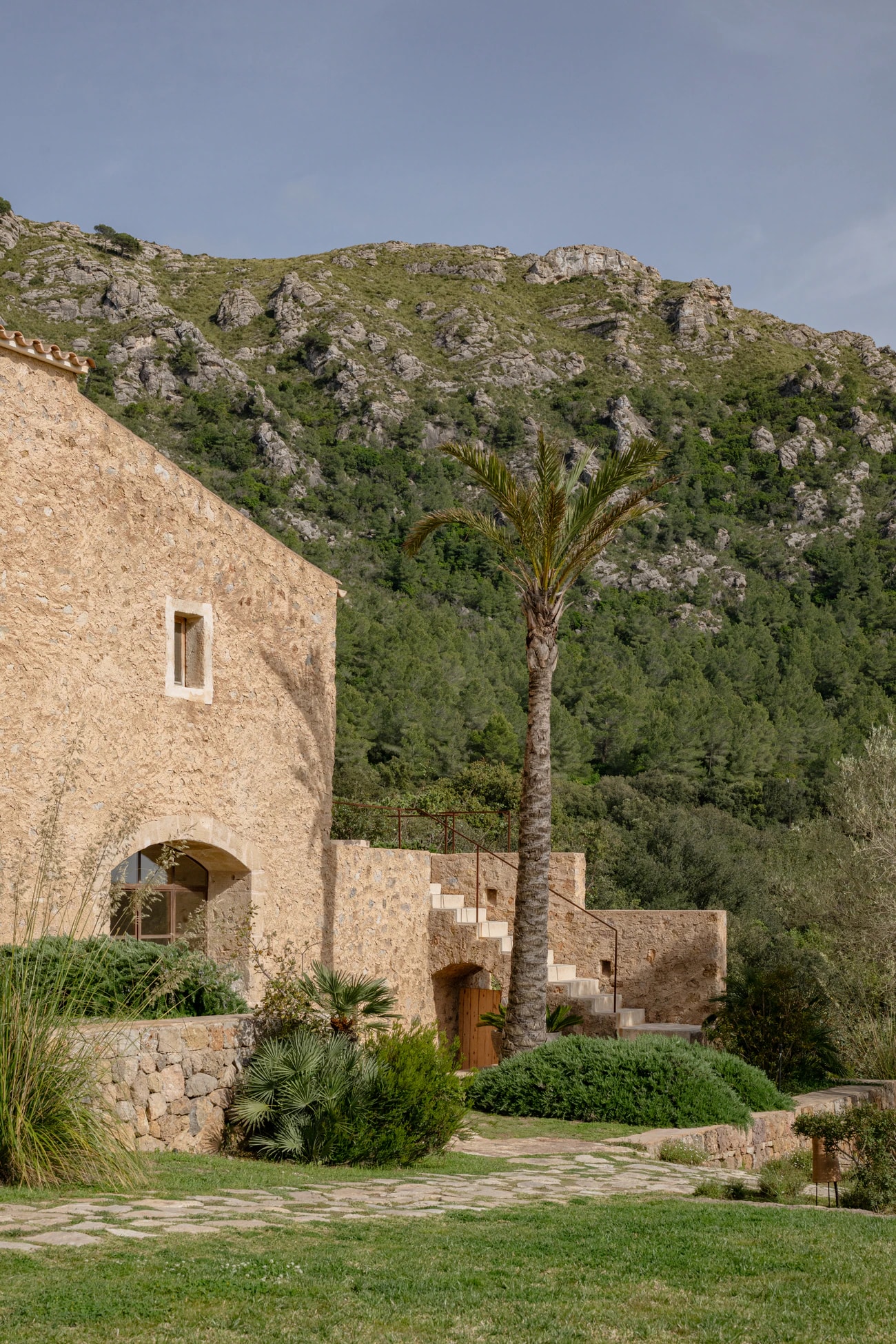 Die Finca von Es Racó d’Artà liegt in den Hügeln vor dem Ort. Wer ohne Auto kommt, bleibt hier vor allem am Haus. Foto: Es Racó d’Artà
