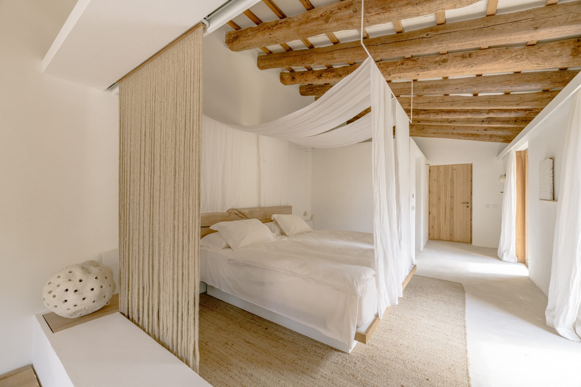 Es Racó d'Artà — Schlafzimmer mit Himmelbett und Leinenvorhängen