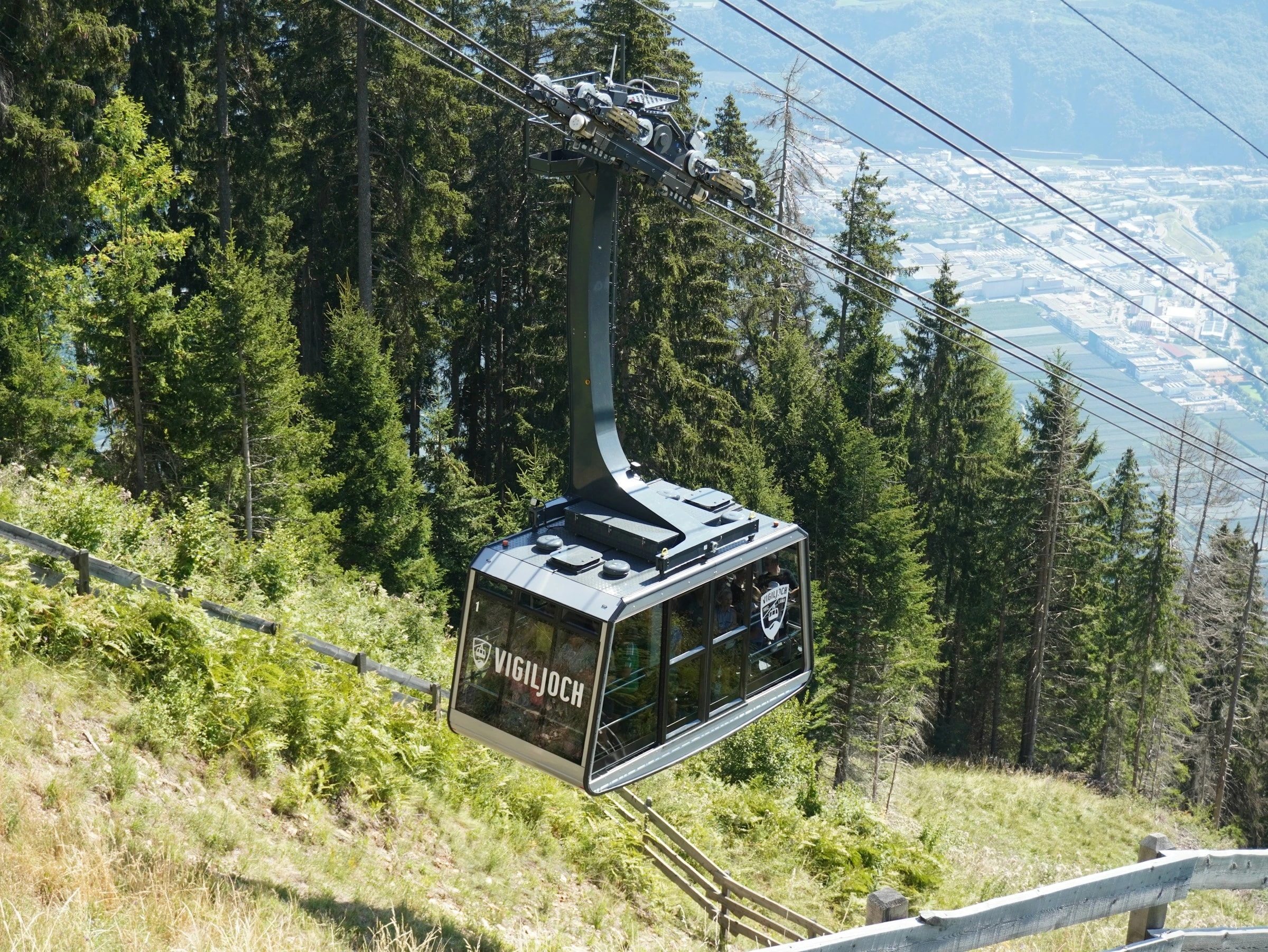Die Seilbahn fährt mitten aus Lana hinauf aufs autofreie Vigiljoch. Foto: Matteo Confetti / Unsplash