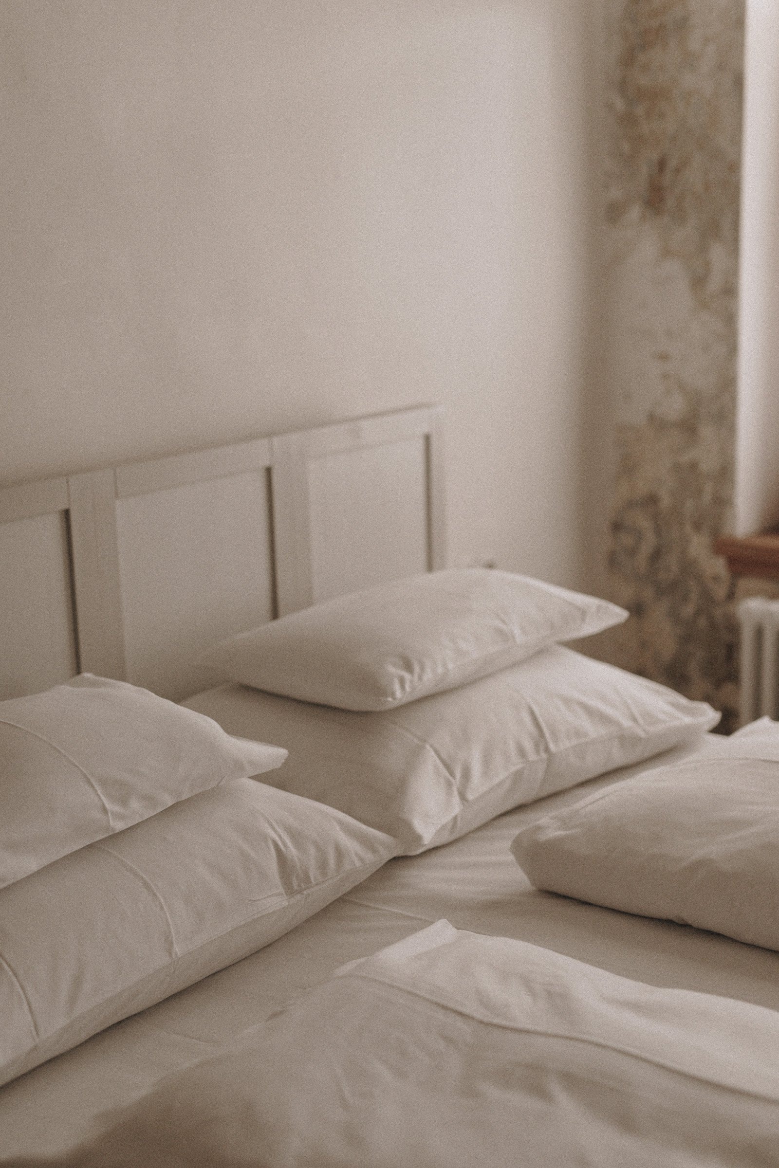 1477 Reichhalter — weißes Bett vor verputzter Wand