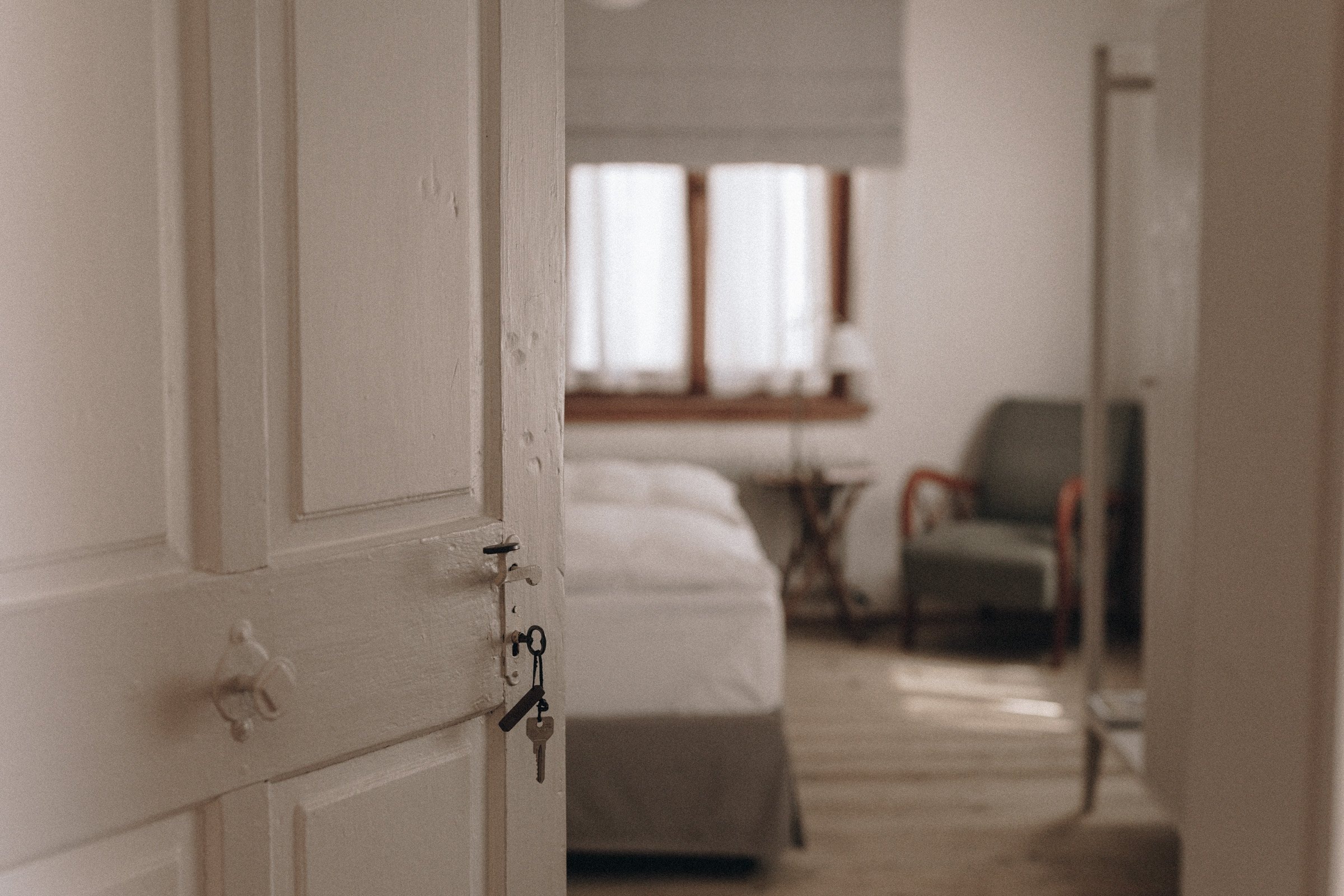 1477 Reichhalter — sonnendurchflutetes Zimmer mit Sessel
