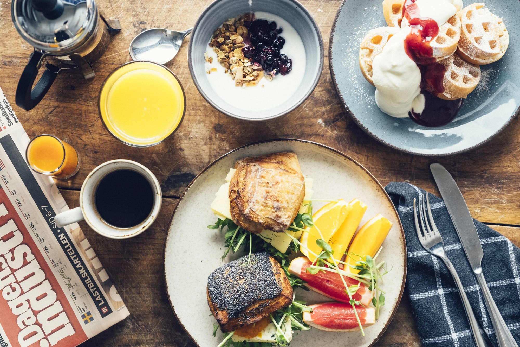 Ästad Vingård — rustikales Frühstück mit Gebäck, Saft und Kaffee
