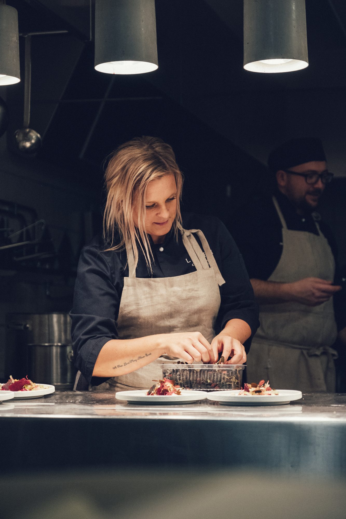 Restaurant Logen, Ästad Vingård — Köchin richtet einen Gang an der Pass an