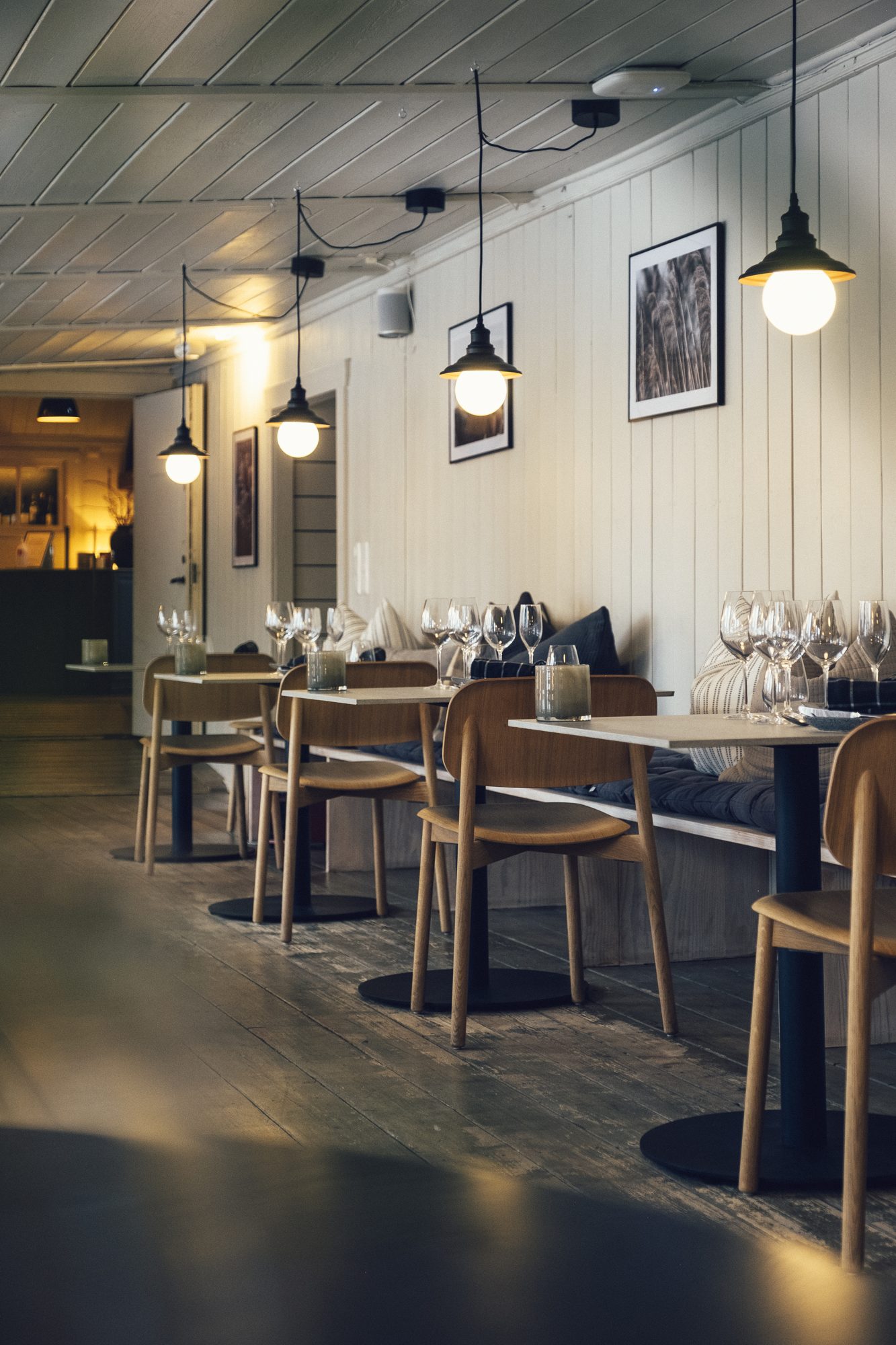 Restaurant Logen, Ästad Vingård — heller Speisesaal mit Holztischen