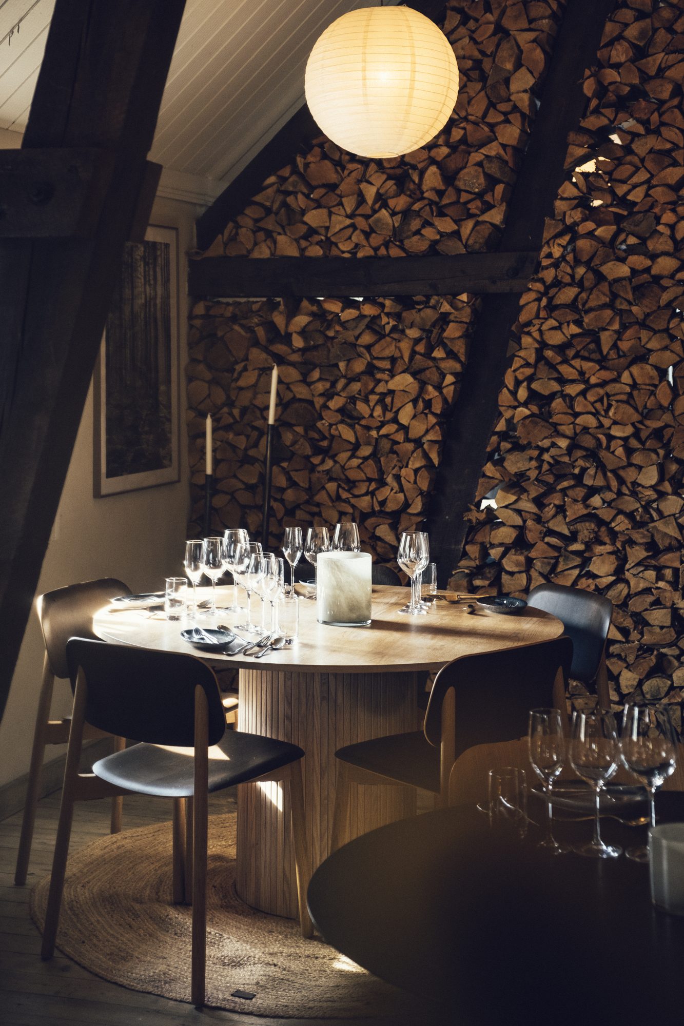 Restaurant Logen, Ästad Vingård — gedeckter runder Tisch unter dem Dachgebälk der alten Scheune