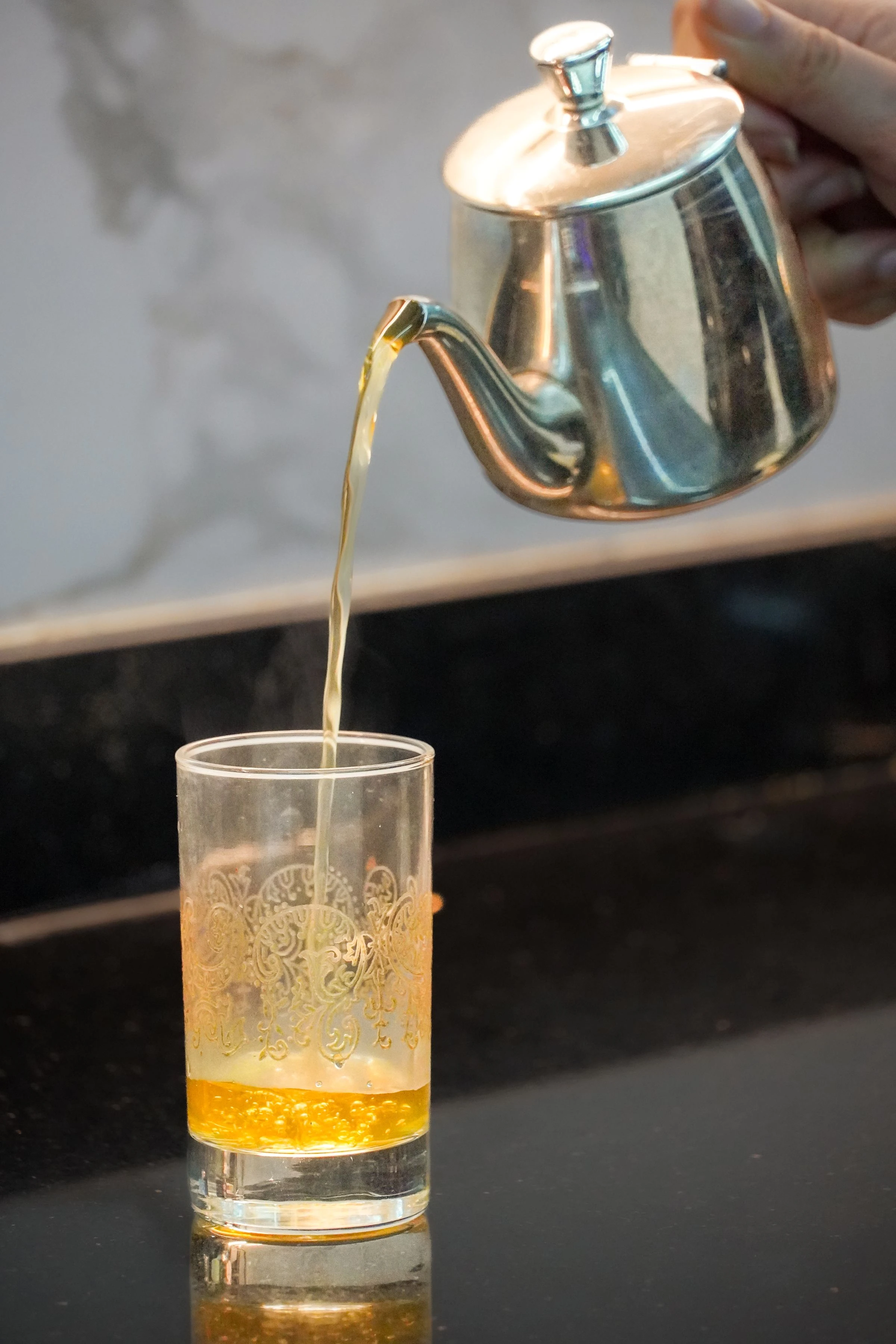 Minztee, fotografiert in Casablanca; keine Aufnahme im Café Baba in Tanger. Foto: nabil atiche / Pexels