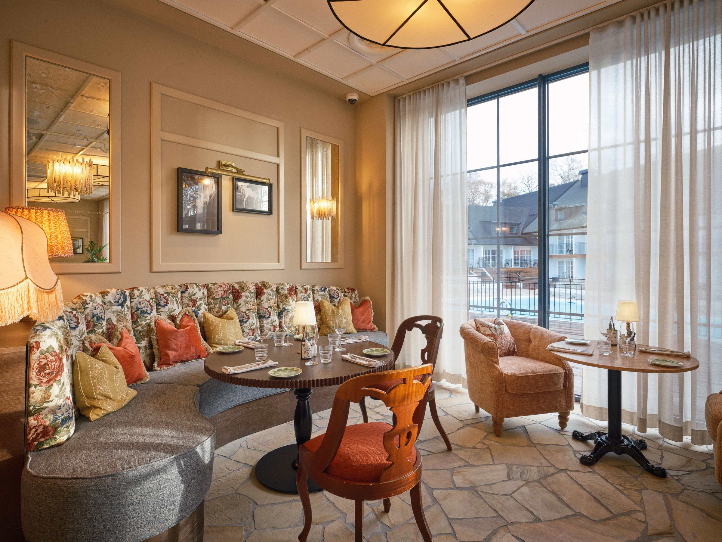 Maryhill Estate — eleganter Speisesaal mit Bankett und großen Fenstern