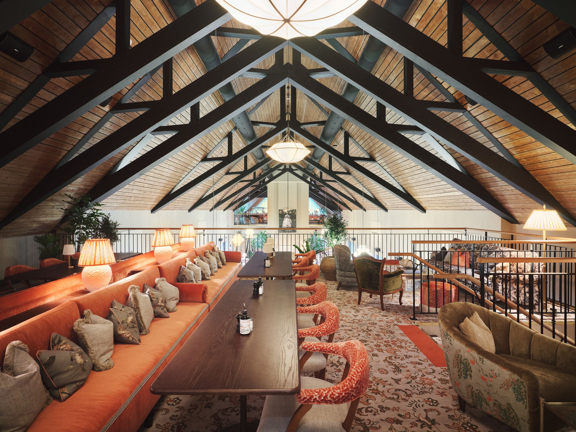 Maryhill Estate — weitläufige Lounge unter Holzbalken im Sugar Club