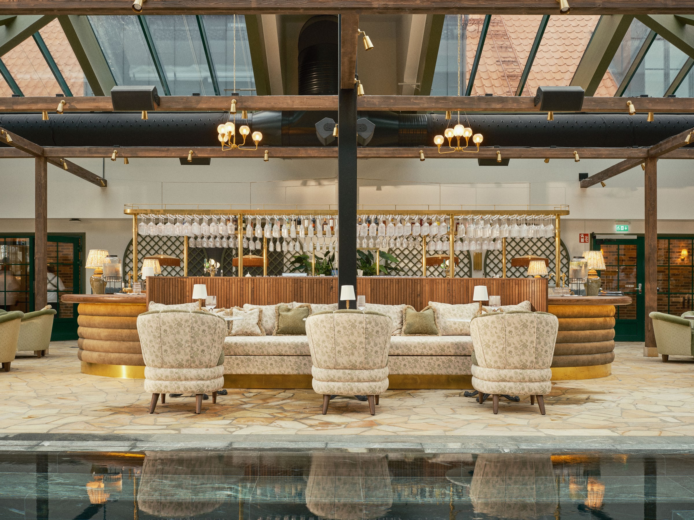 Maryhill Estate — Pool Club, geschwungene Sofas rund um den Pool