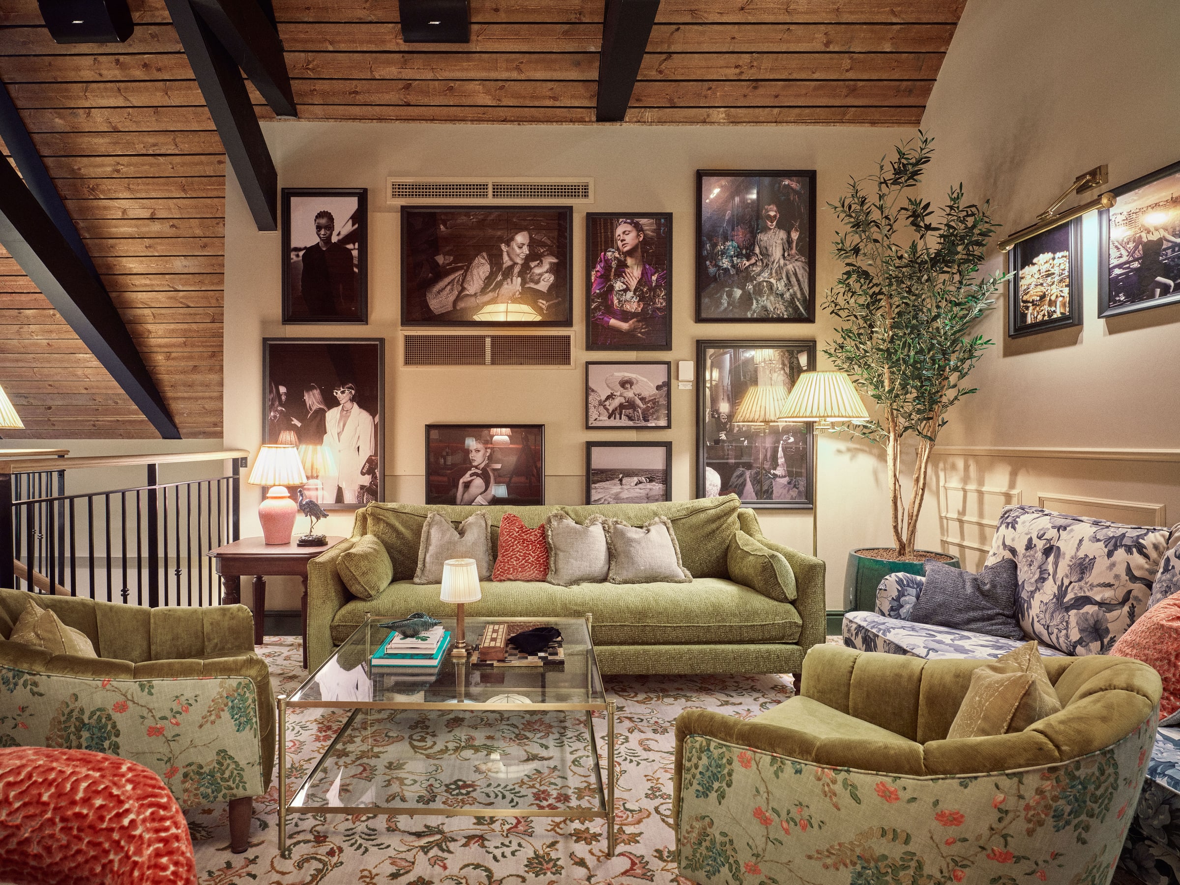 Maryhill Estate — Bibliotheks-Lounge mit Bildergalerie und Sofas
