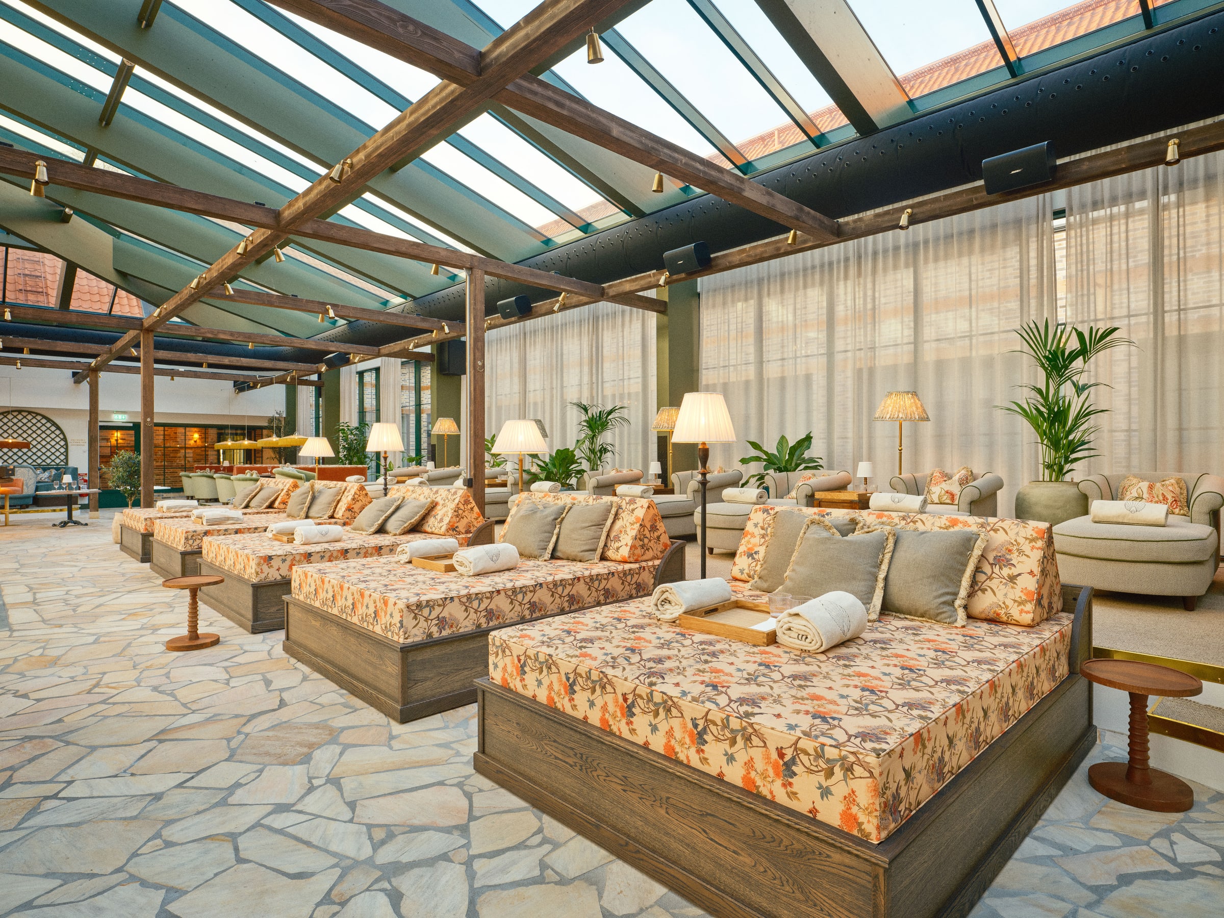 Maryhill Estate — Pool Club mit blumigen Sonnenliegen unter Glasdach