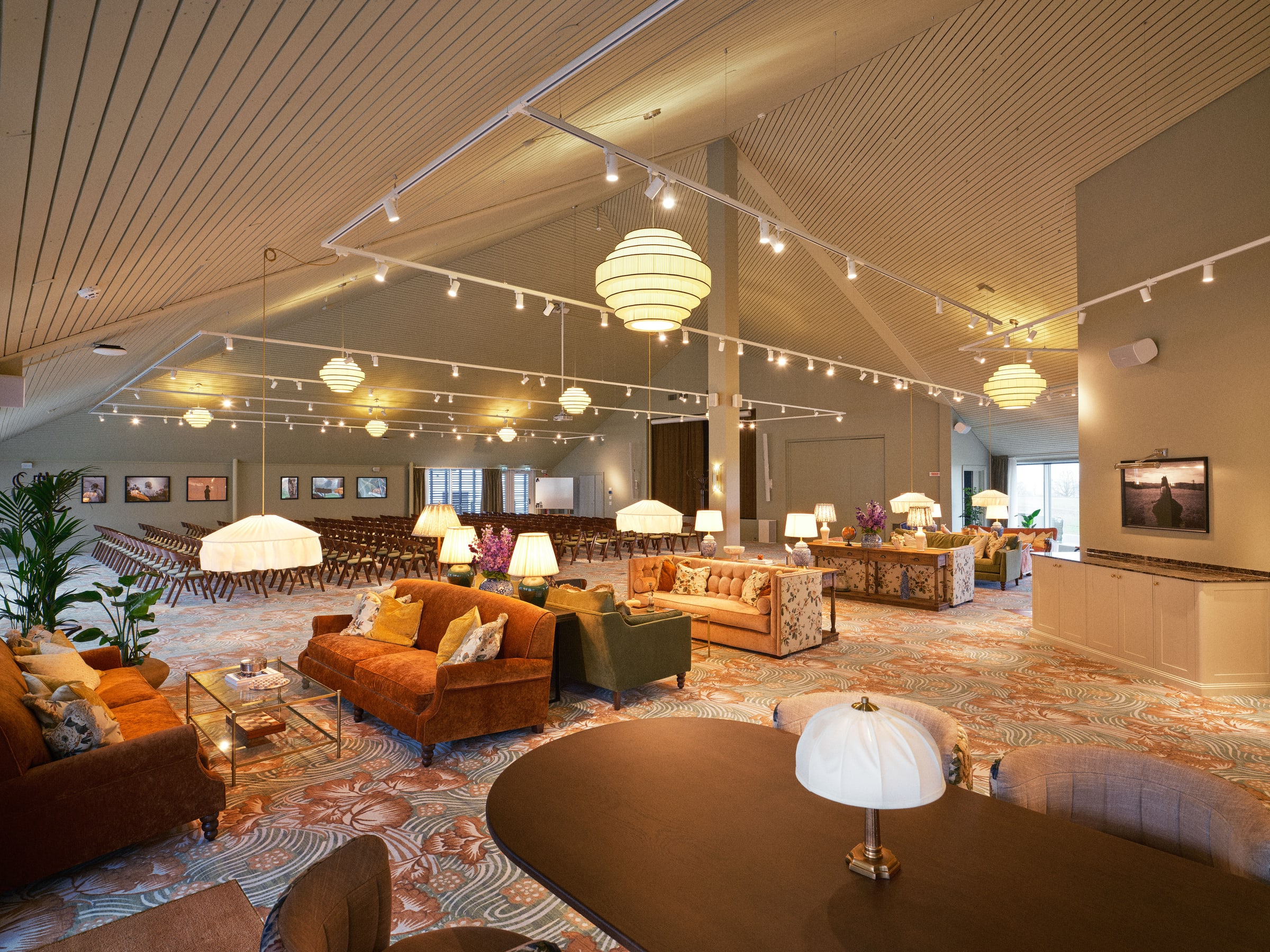 Maryhill Estate — heller Speisesaal mit runden Tischen unter gewölbter Decke